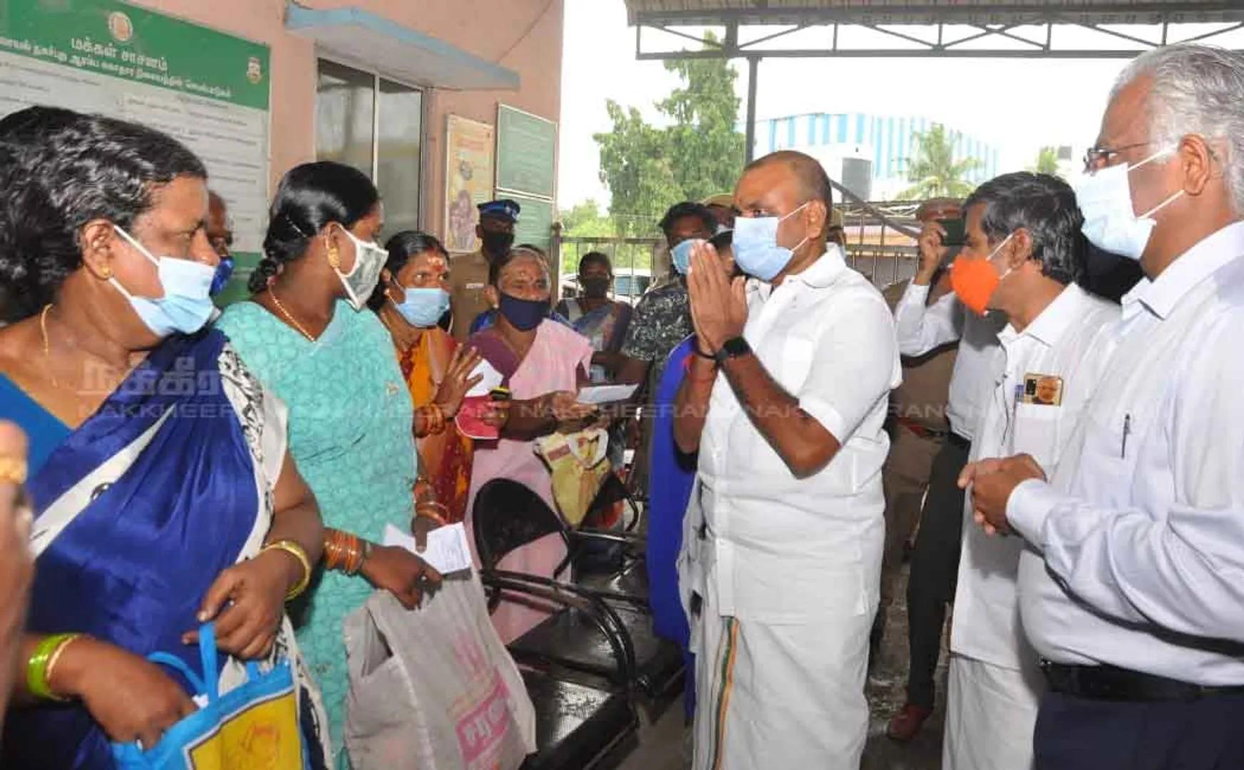 Union Minister L Murugan visits vaccination camp 
