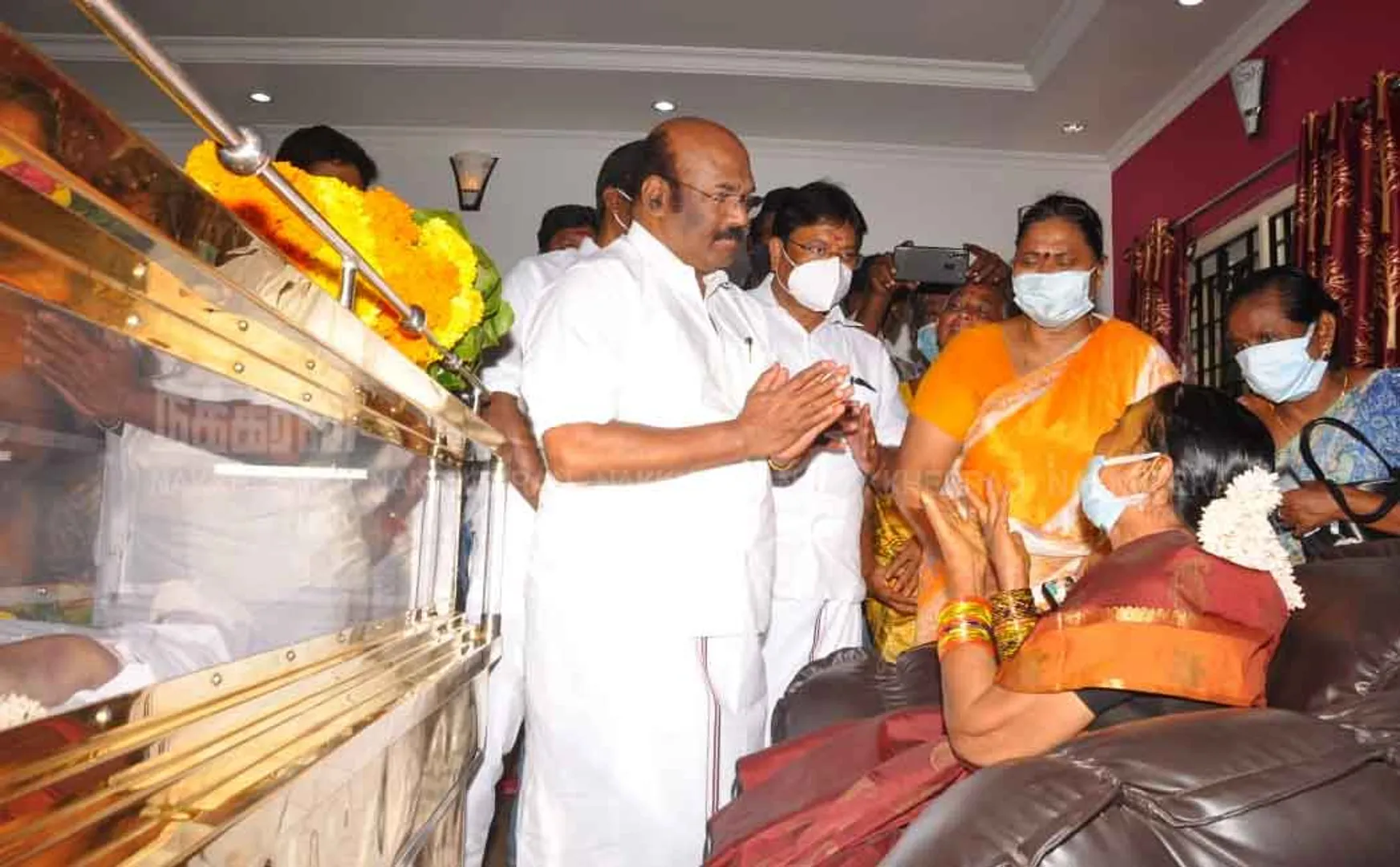 Vaiko and Jayakumar pay homage to the body of the pulamaipithan