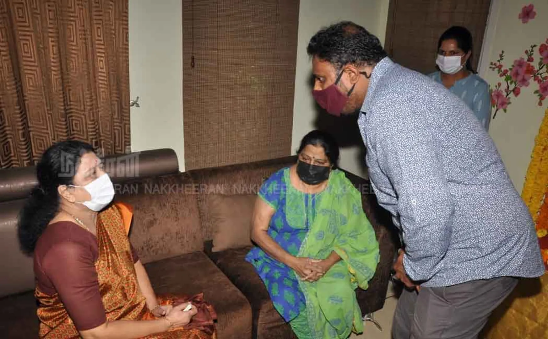 Sasikala meets the family of the late AMMK Party treasurer
