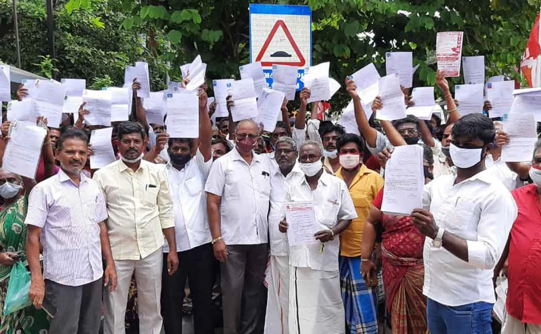 Merchants involved in the struggle before the corporation office