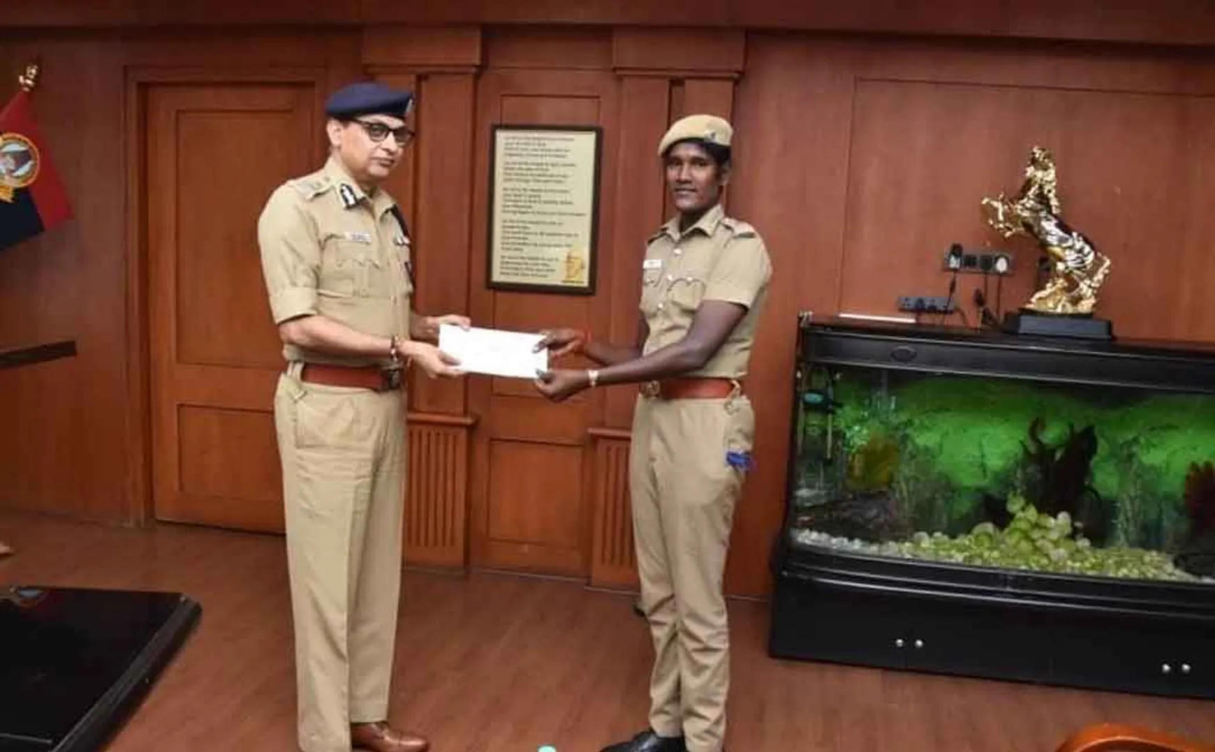 The female police officer who got off the bus and stole the thief .. Chennai Commissioner praised!