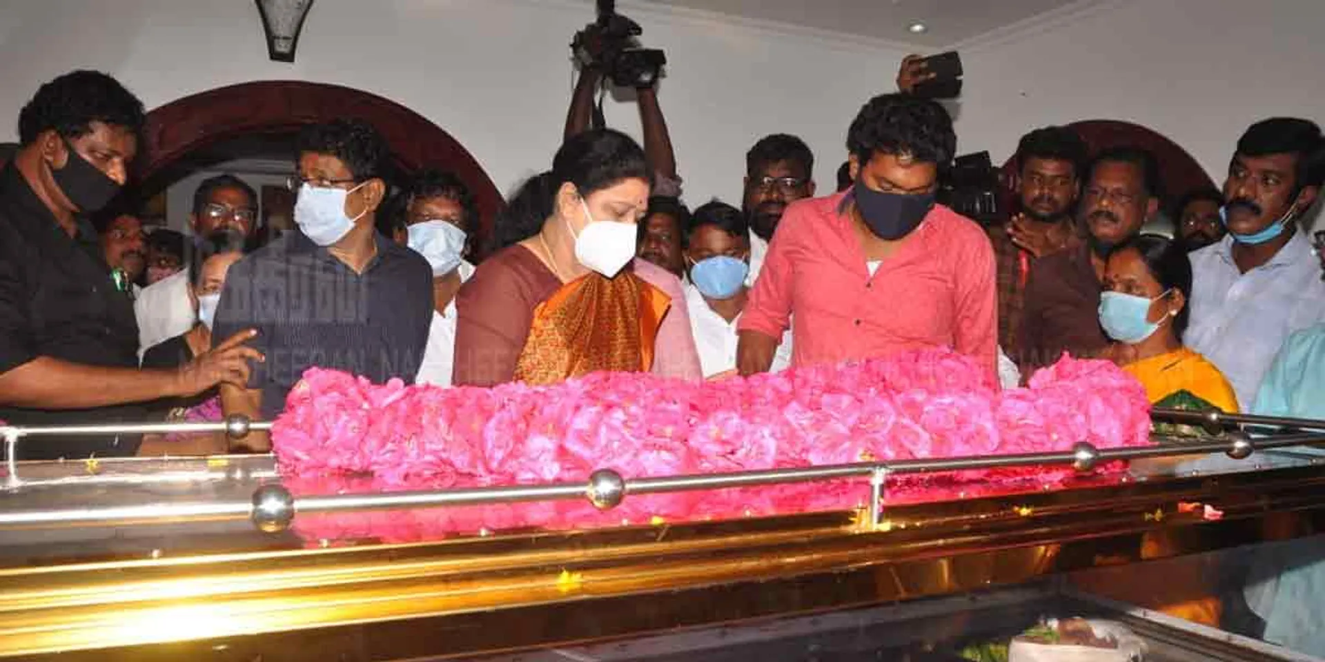  Sasikala pays homage to the body of the pulamaipithan