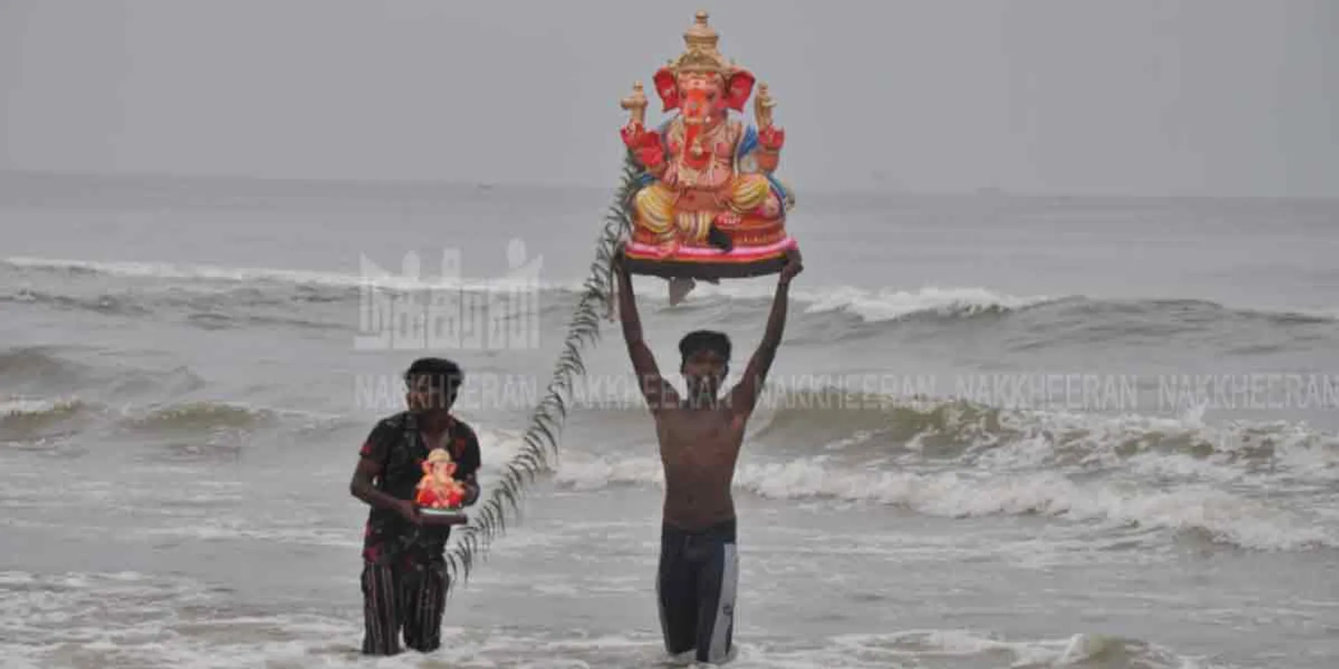Ganesha statues dissolved in the sea (pictures)