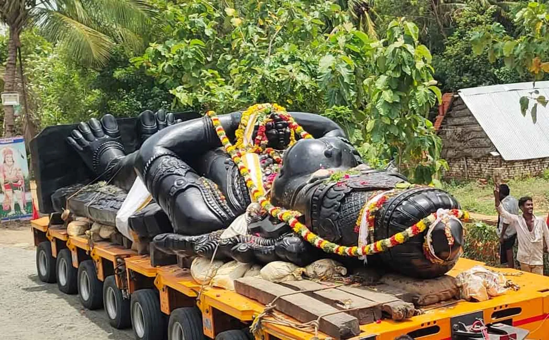 The huge Anjaneyar statue that came to Kollidakkarai ..!
