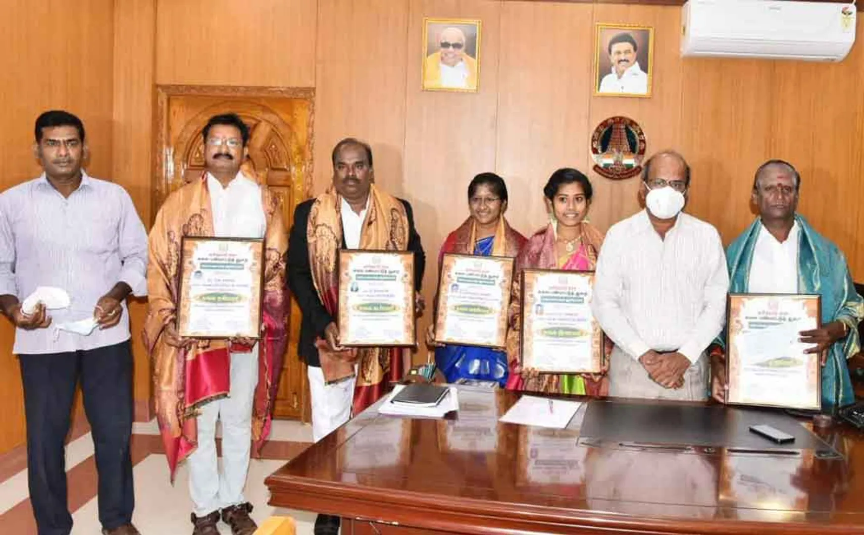 Collector who presented awards to those who excelled in art
