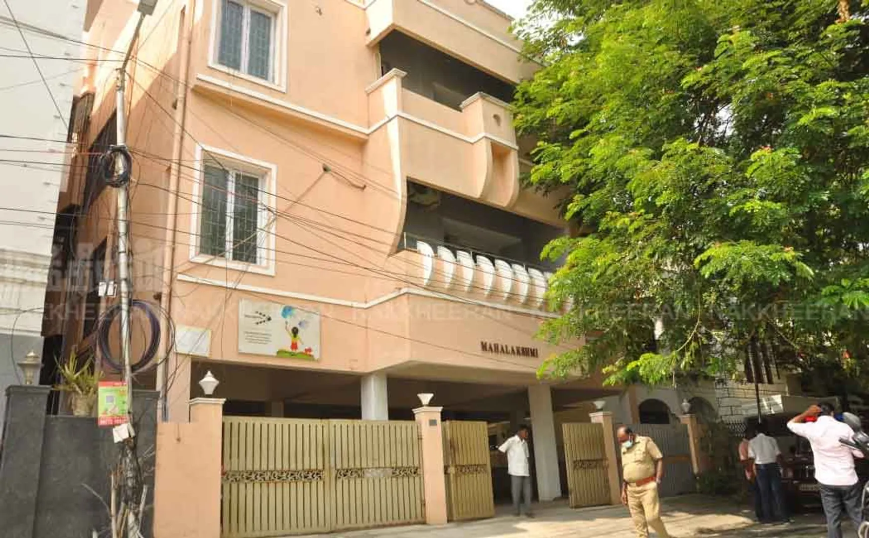 Anti-corruption officers raid K.C. Veeramani's office