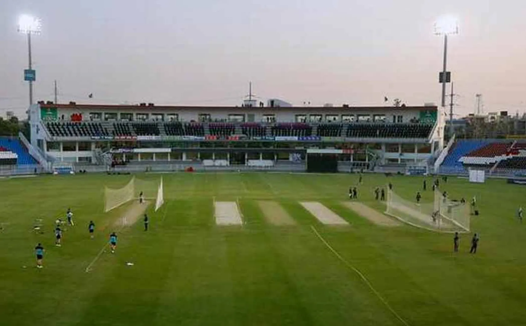 pak and nz practicing 