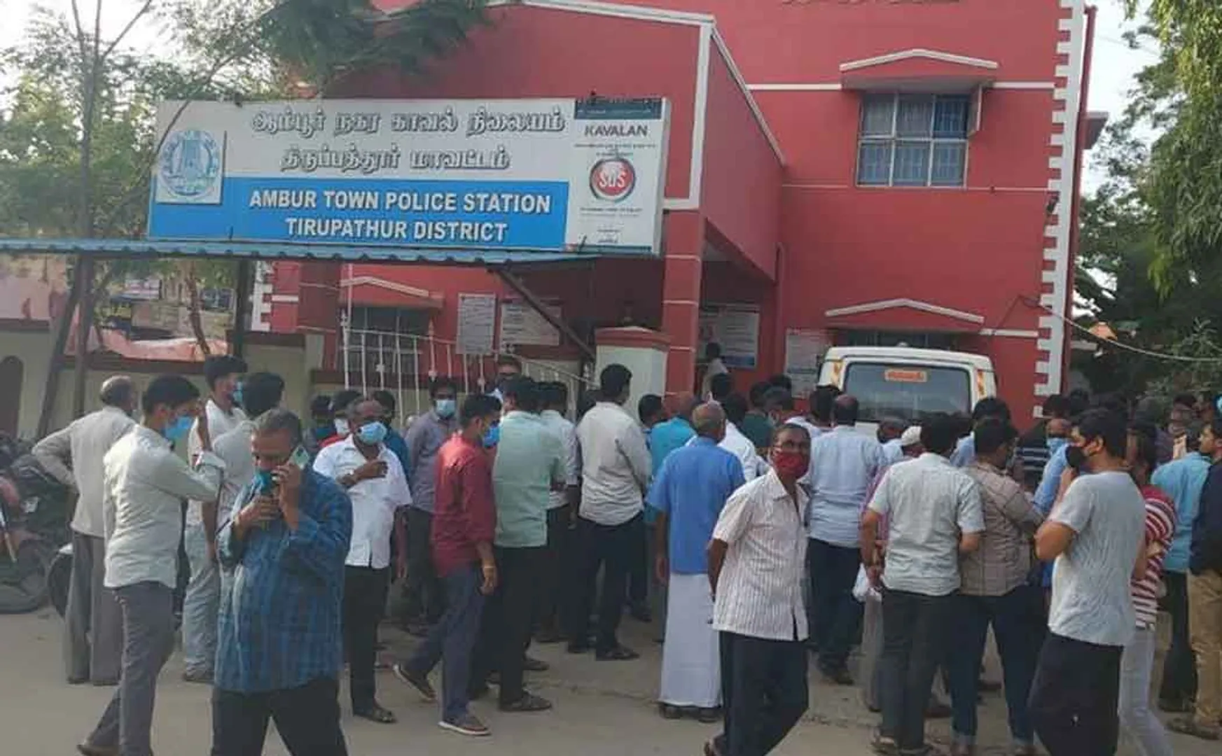 Jewelry shop owners besiege police station ..!