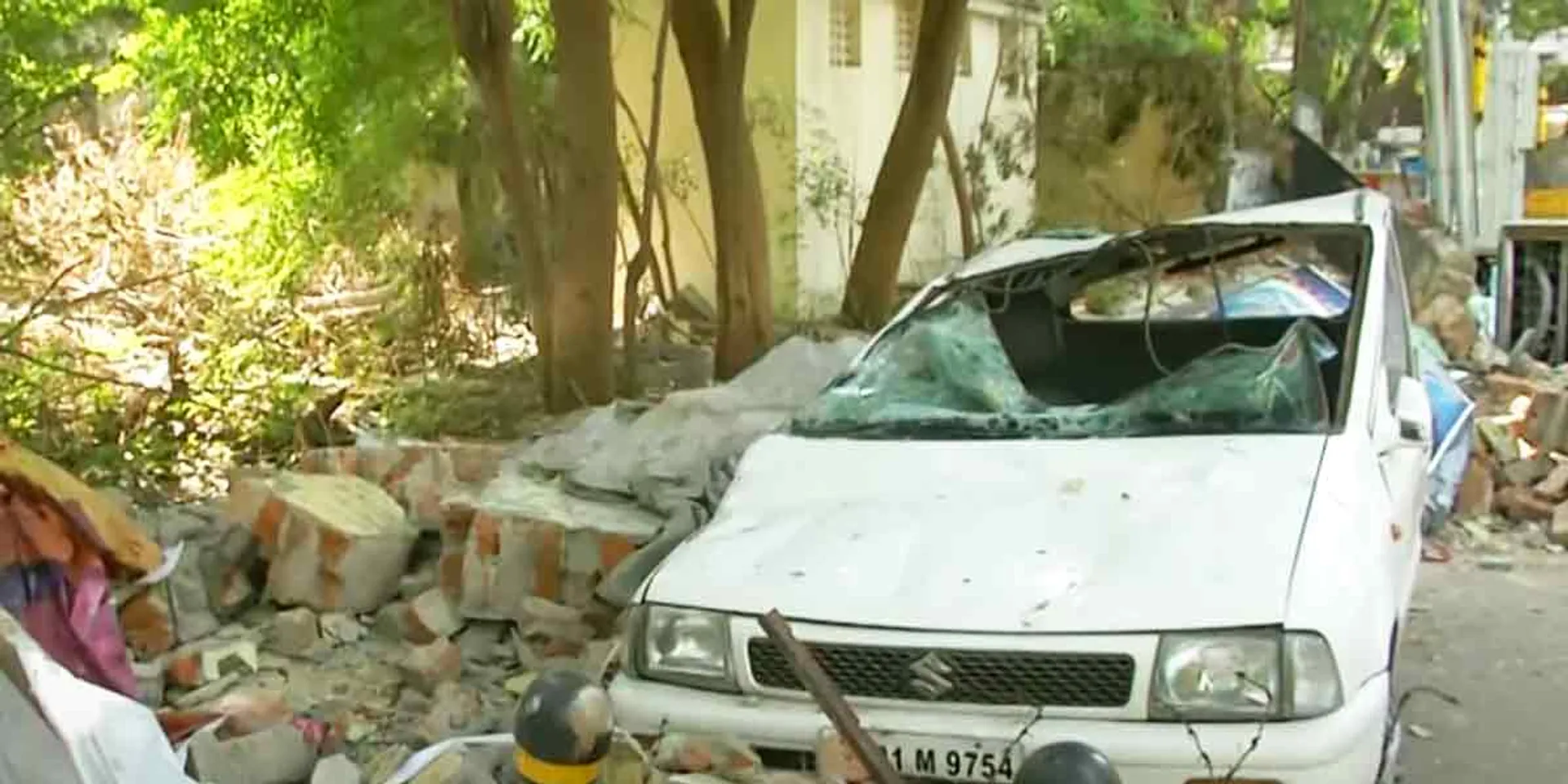  The wall of the school collapsed ... Public demanding!
