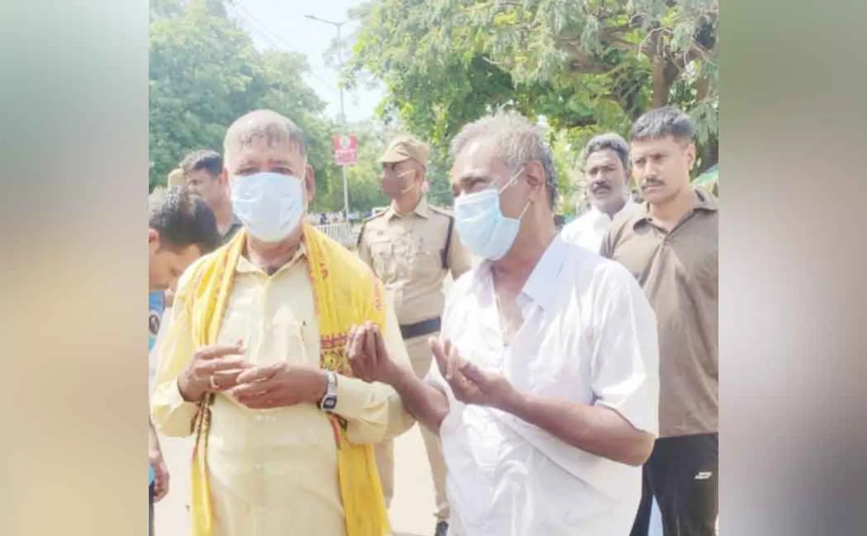 The old man who tried to put out the fire due to the inaction of the police