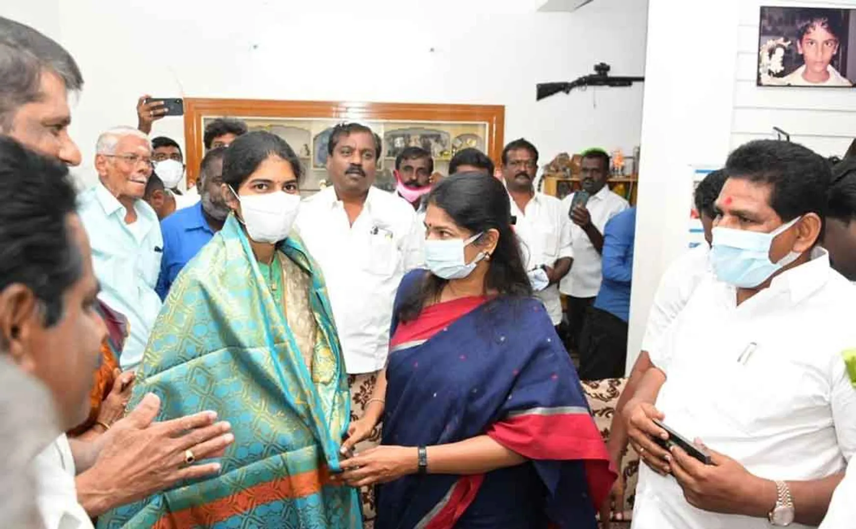 First place in the women's category ... Kanimozhi who met and greeted the student