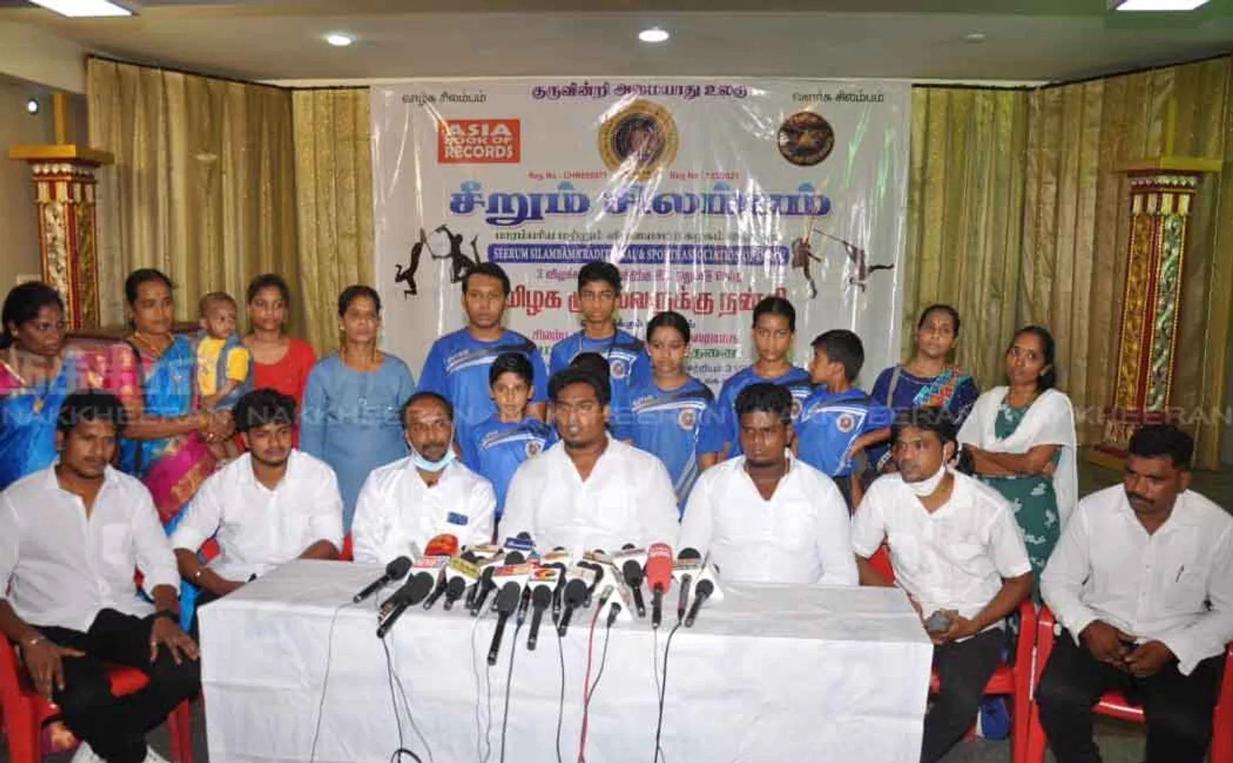 Silambam team thanks CM by made world record