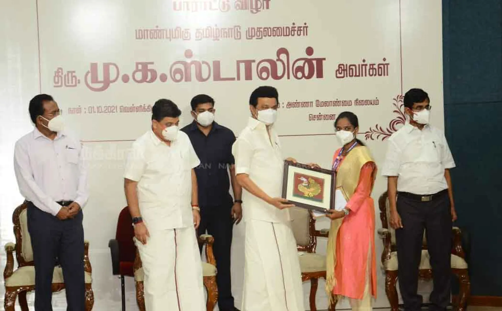Chief Minister presents mementos to winners in civil service  