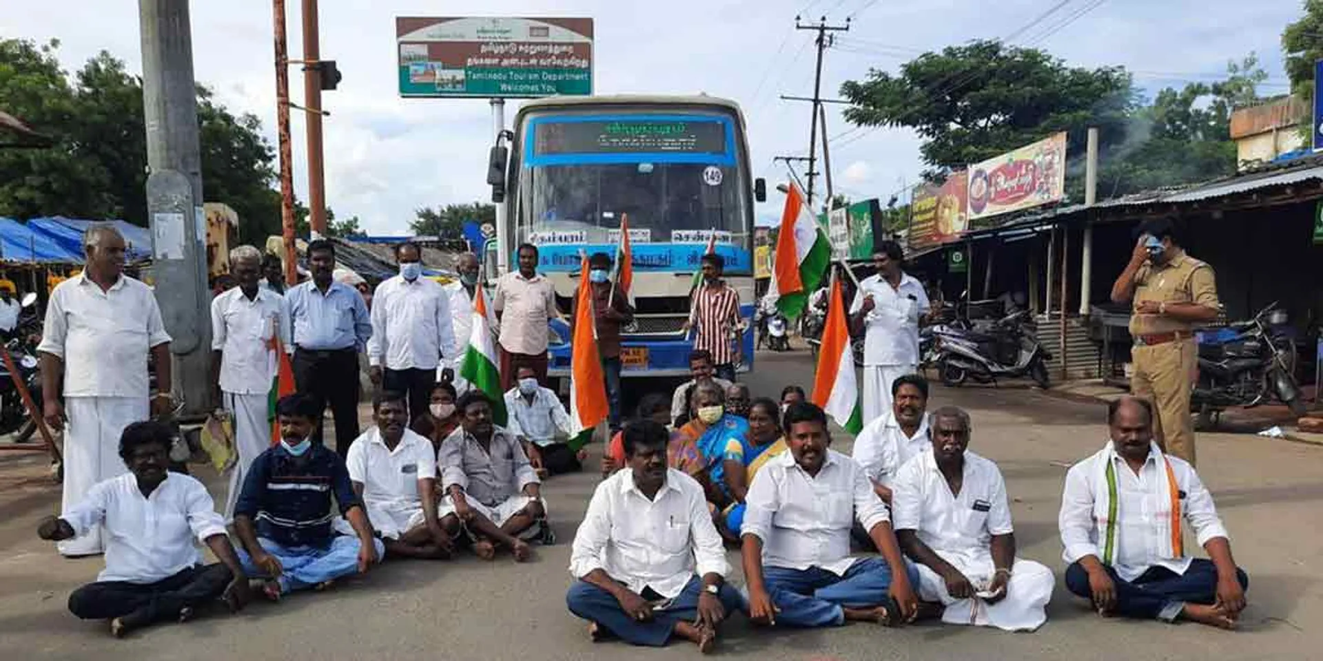  Road blockade in Chidambaram condemning Priyanka Gandhi's arrest