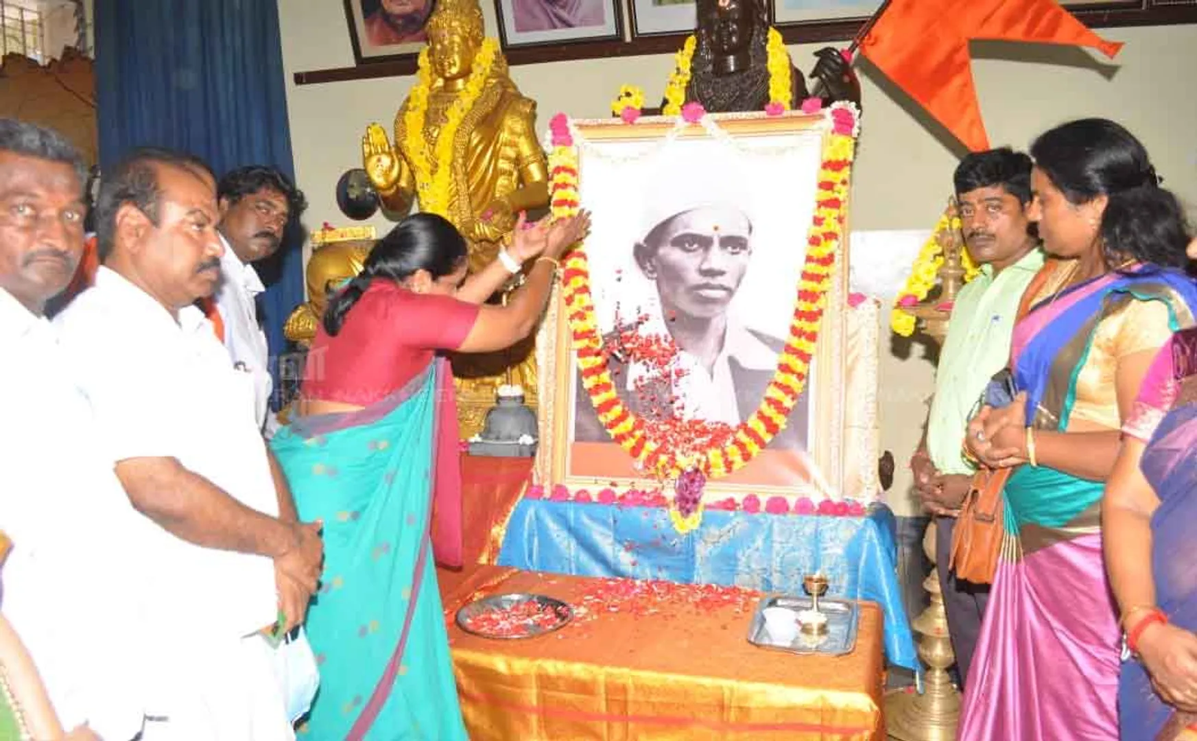 Tirupur Kumaran's Birthday .. Vanathi Srinivasan paying homage