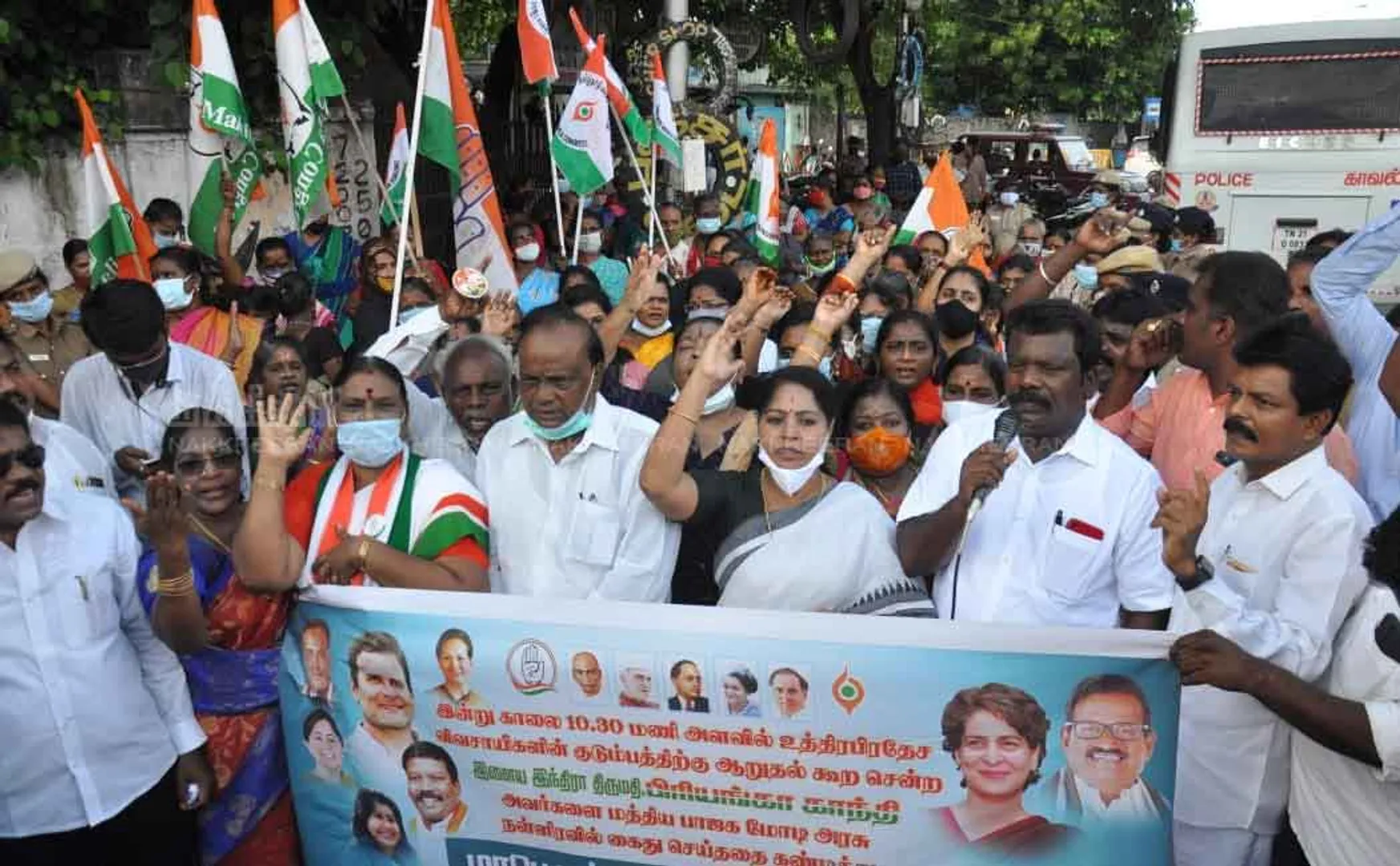 Priyanka arrested ..! Demonstration on behalf of Mahila Congress! 