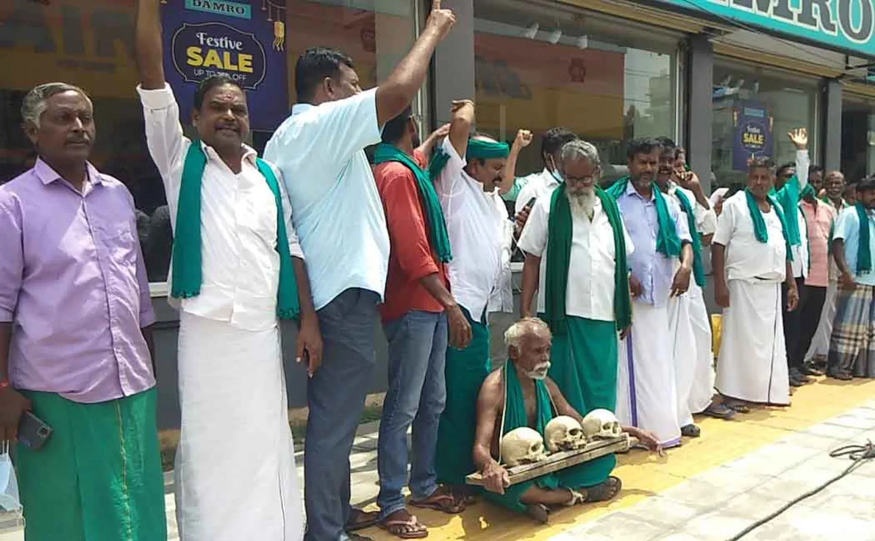 Trichy farmers struggle to arrest of UP Deputy Chief Minister's son!