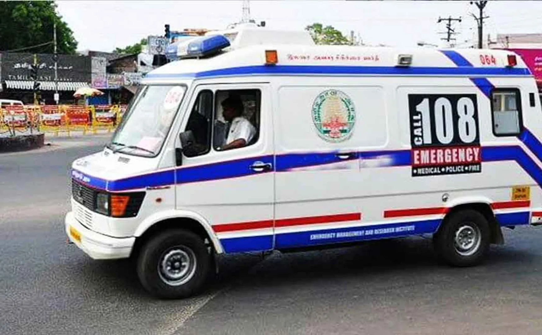 Relatives who struggled to keep the girl in the ambulance! Sealed hospital!