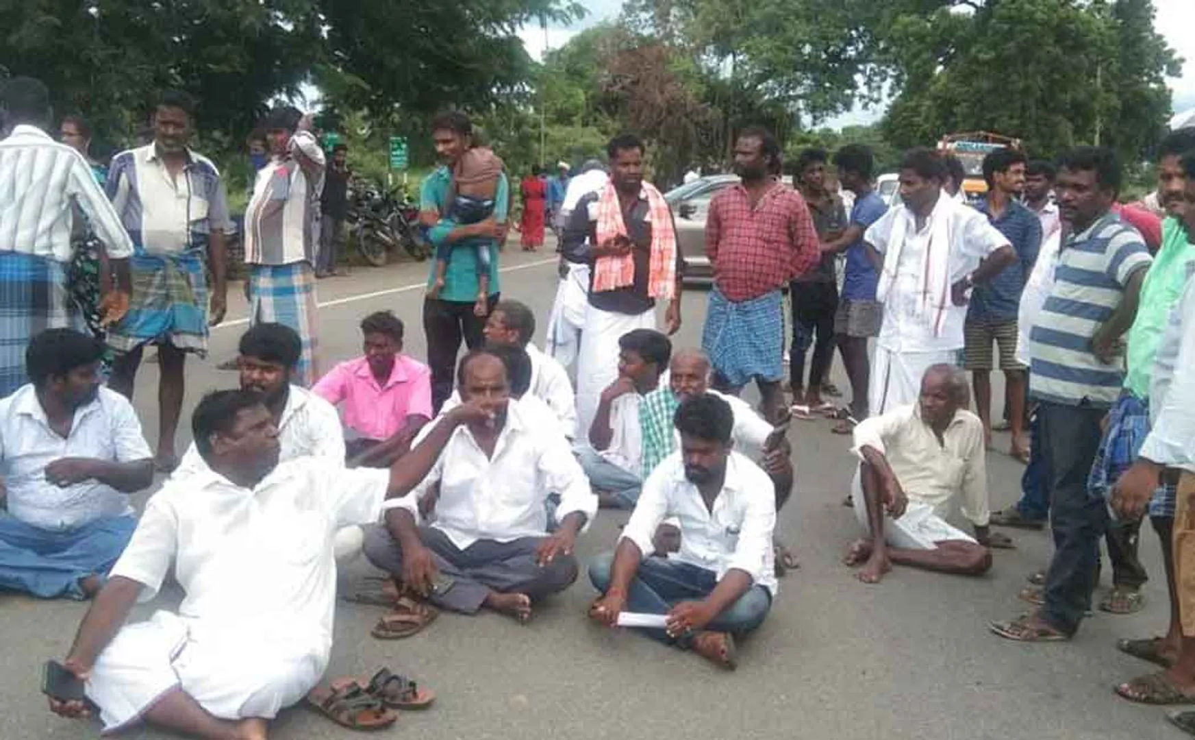 Sudden road blockade by voters! Officials reply that the request is being fulfilled!