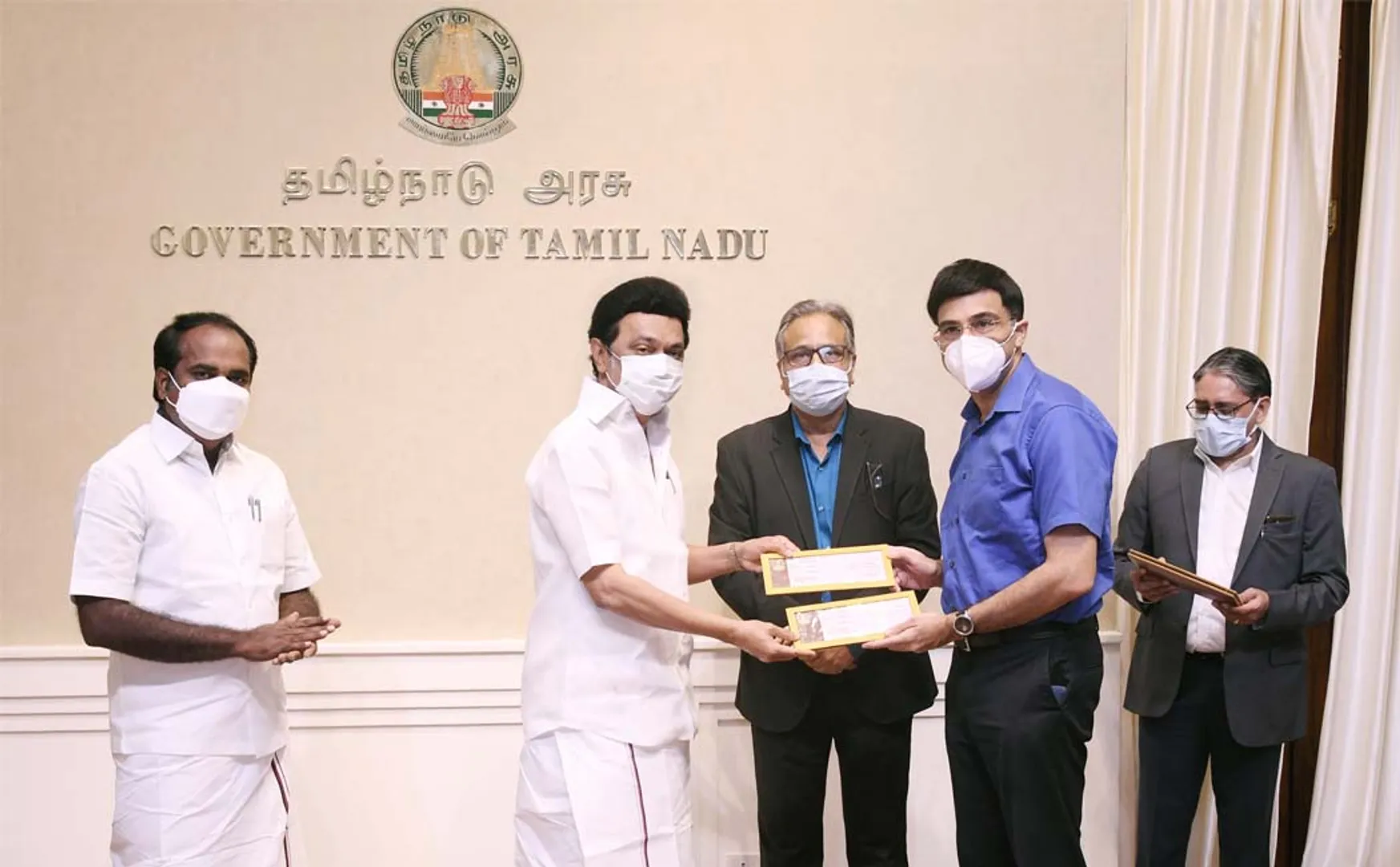 Chief Minister presents check to chess player Viswanathan Anand