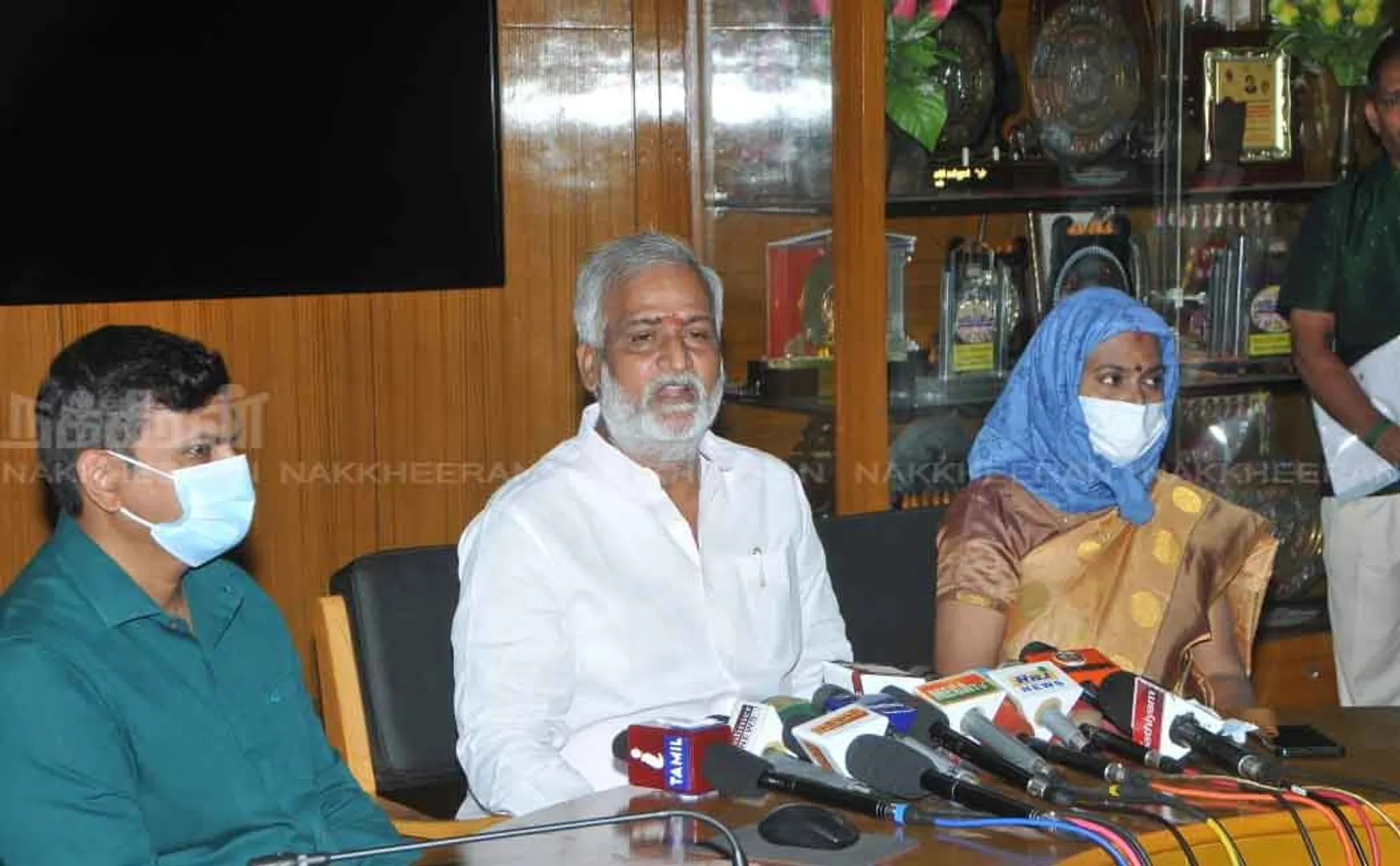 It is strange to oppose the Tamil Nadu government without opposing the Union government