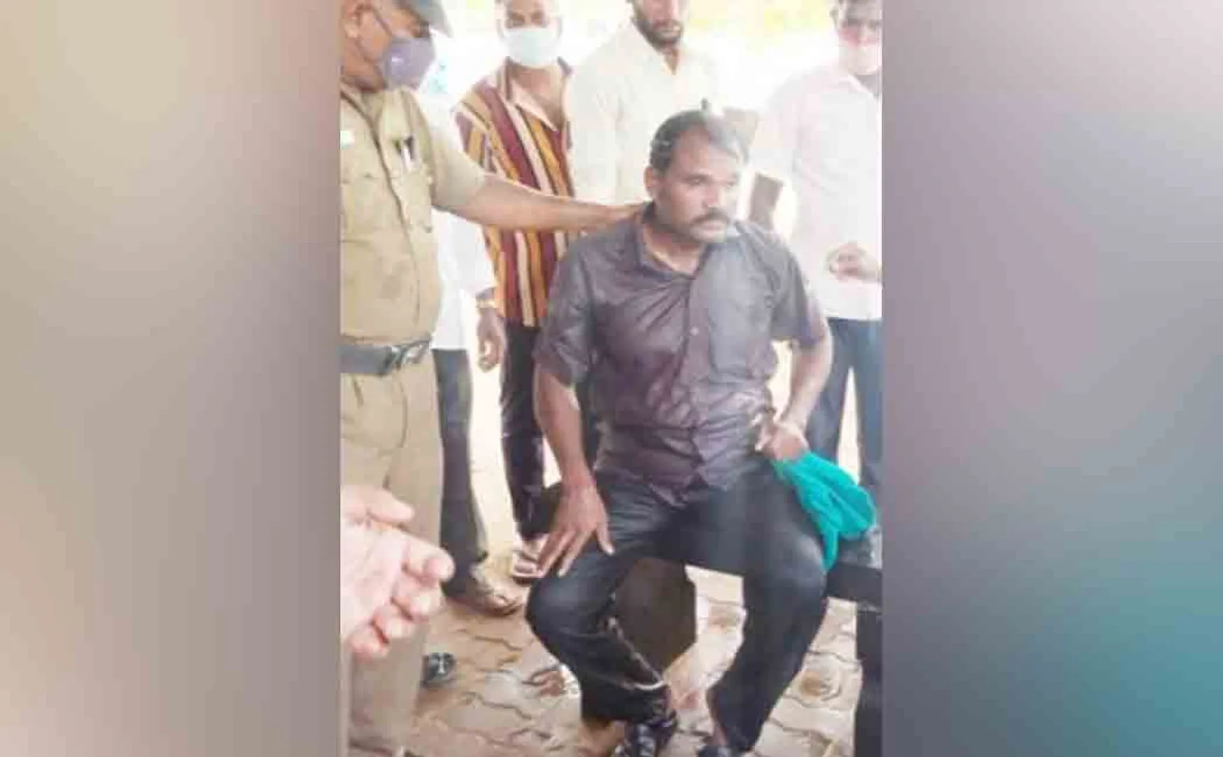 Abducted wife! Husband who struggle collector's office!