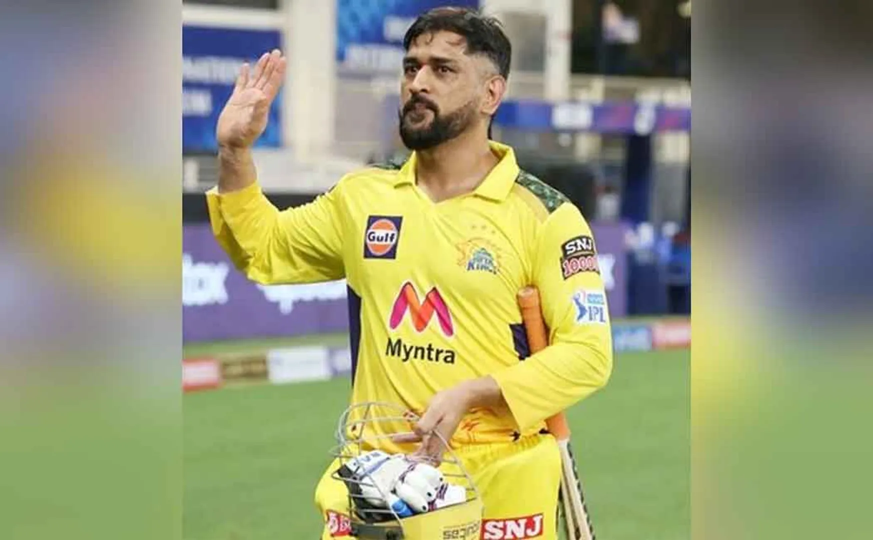 Dhoni made surprise to tearful young fansDhoni made surprise to tearful young fans