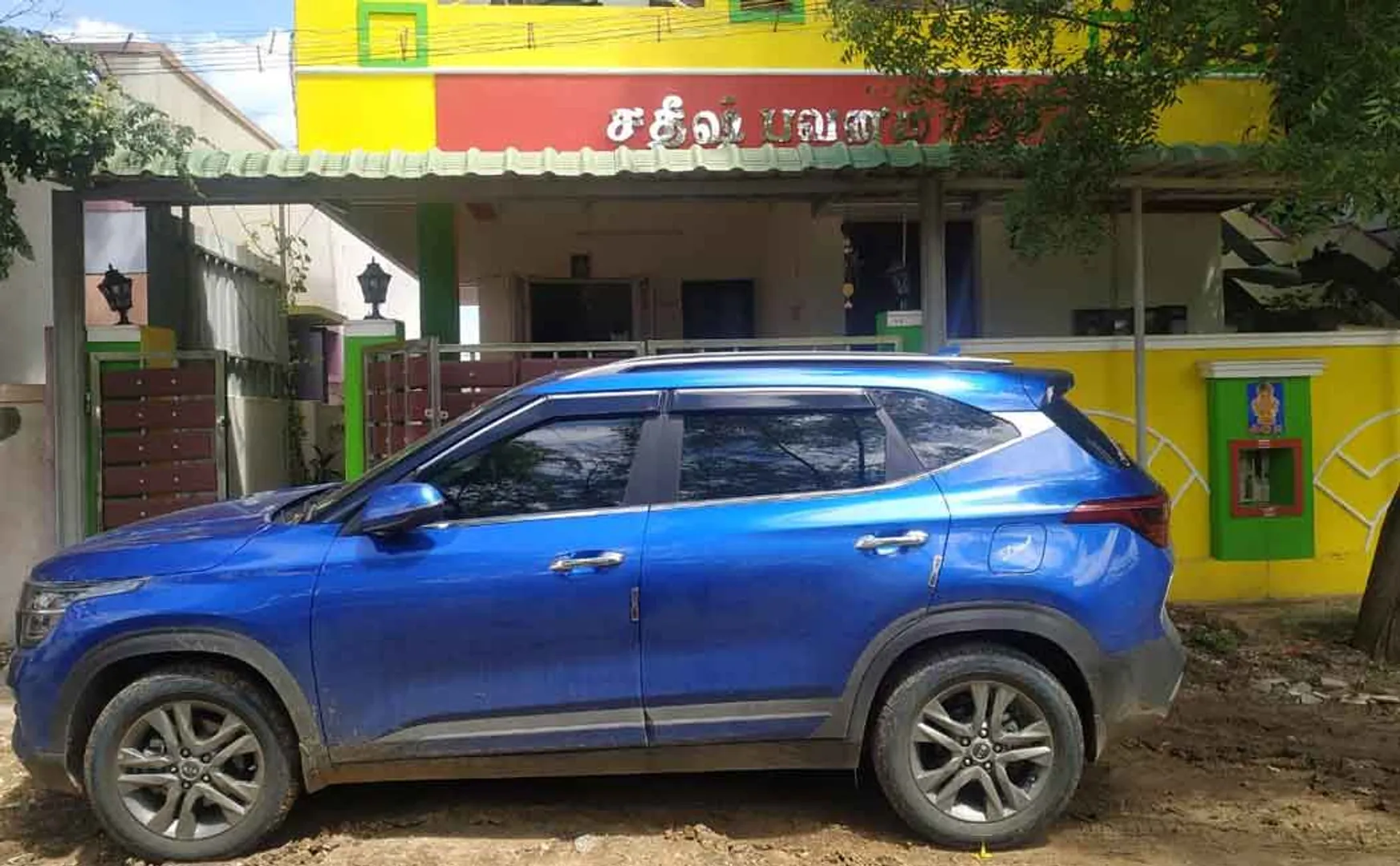 Anti-bribery officers raid the home of a government official