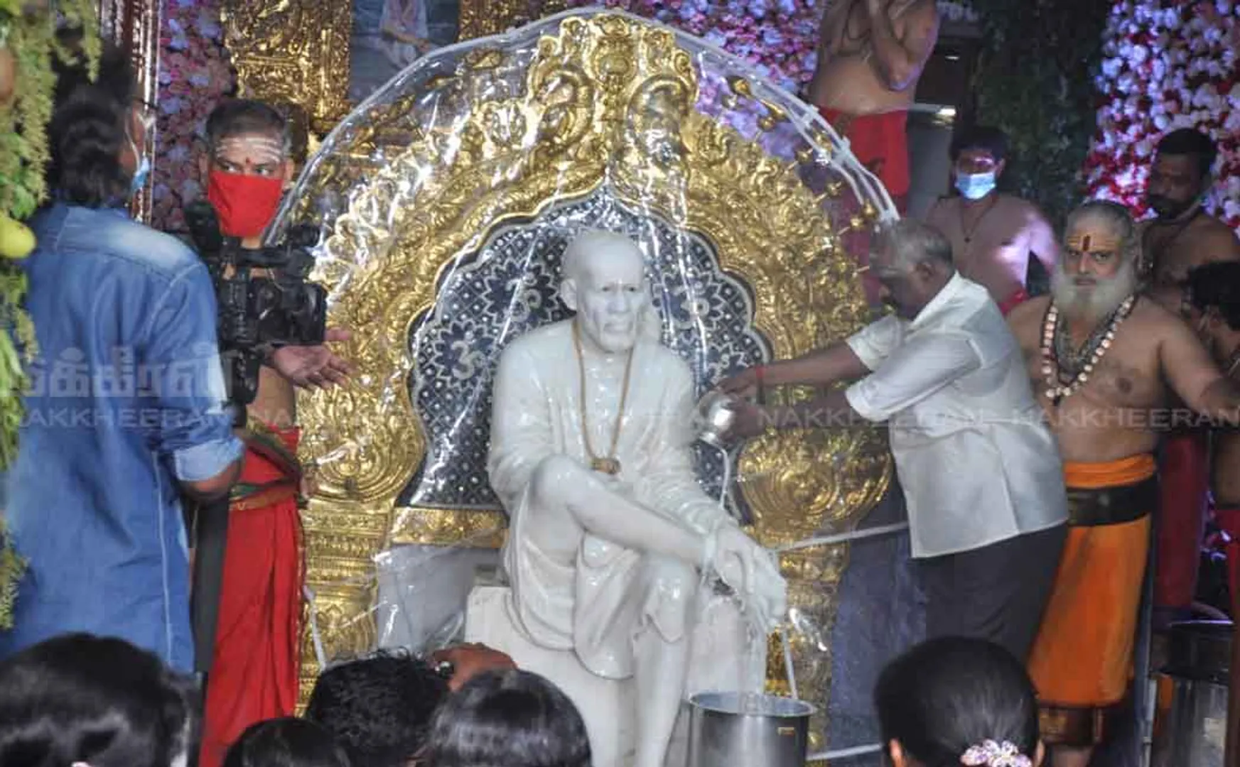  Devotees flock to Darshan