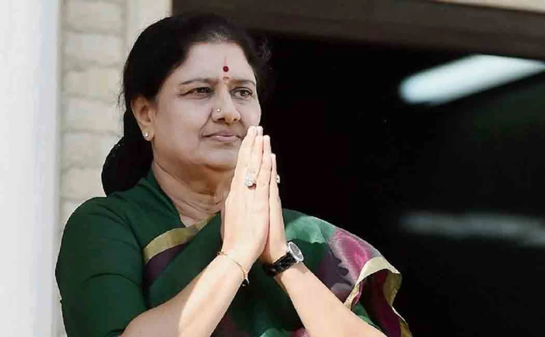 Sasikala who gave the twist on jayalalitha memorial visit 