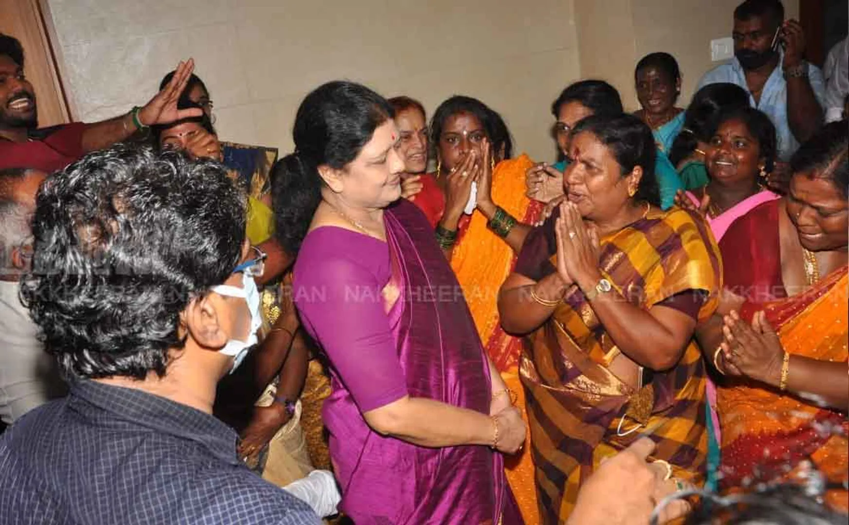 Sasikala meets supporters
