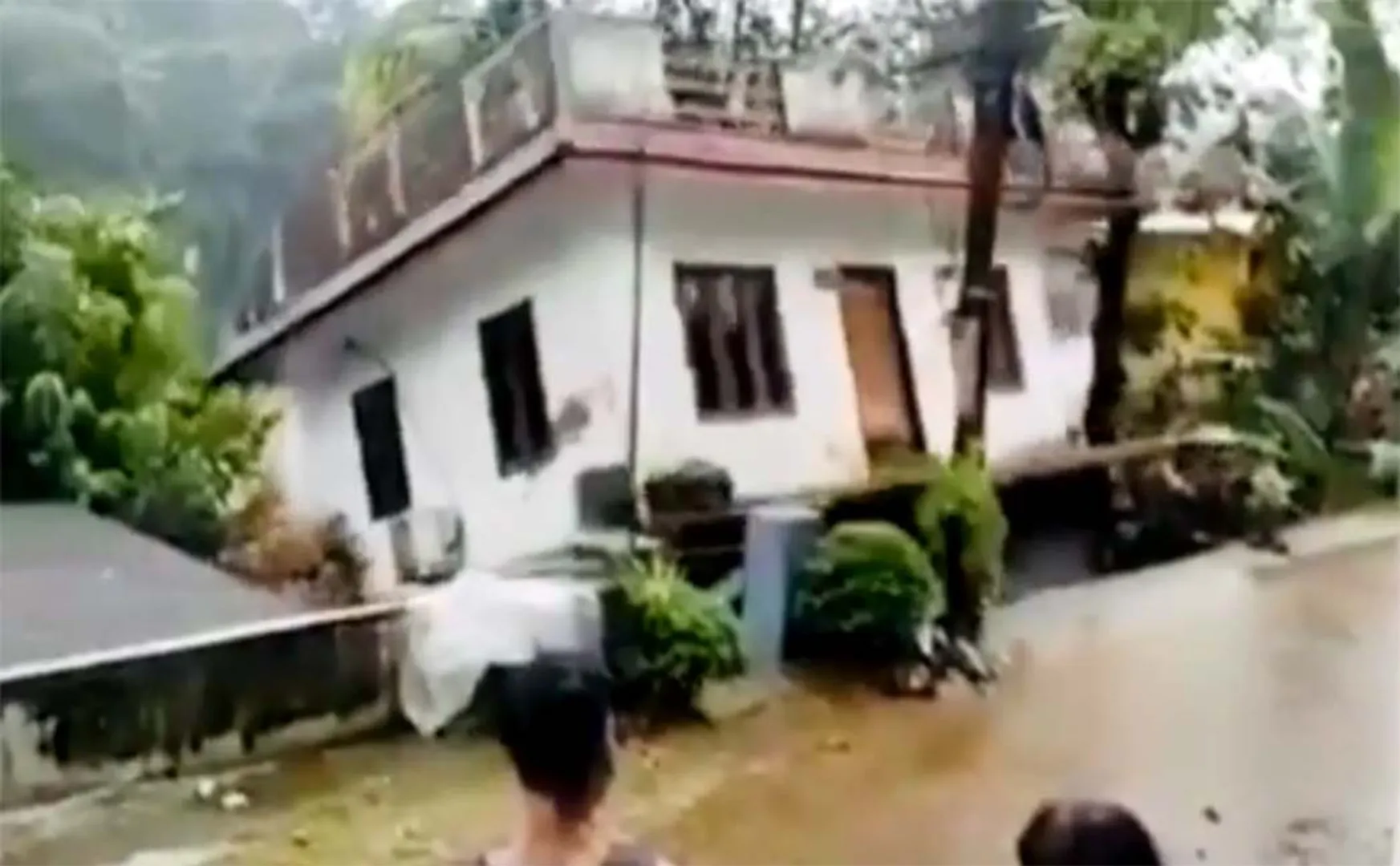 Shocking scene where the whole house is submerged in the river!