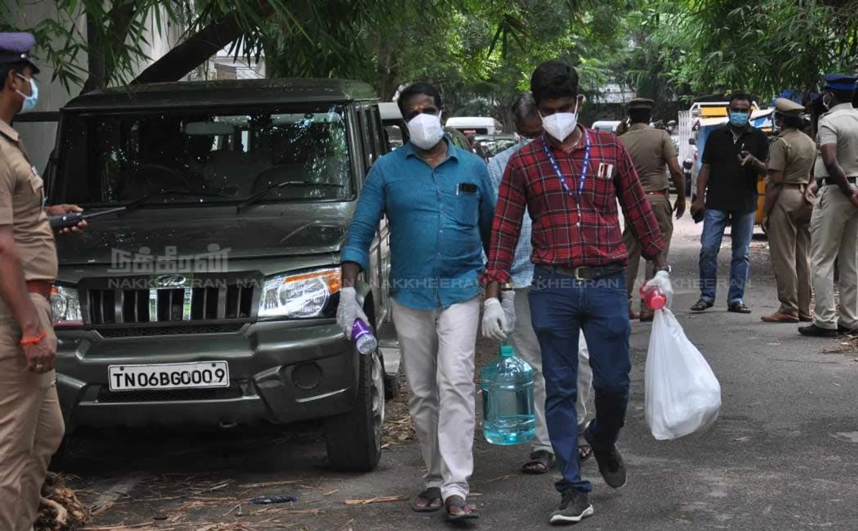 Bribery officers take food to Vijayabaskar's house 