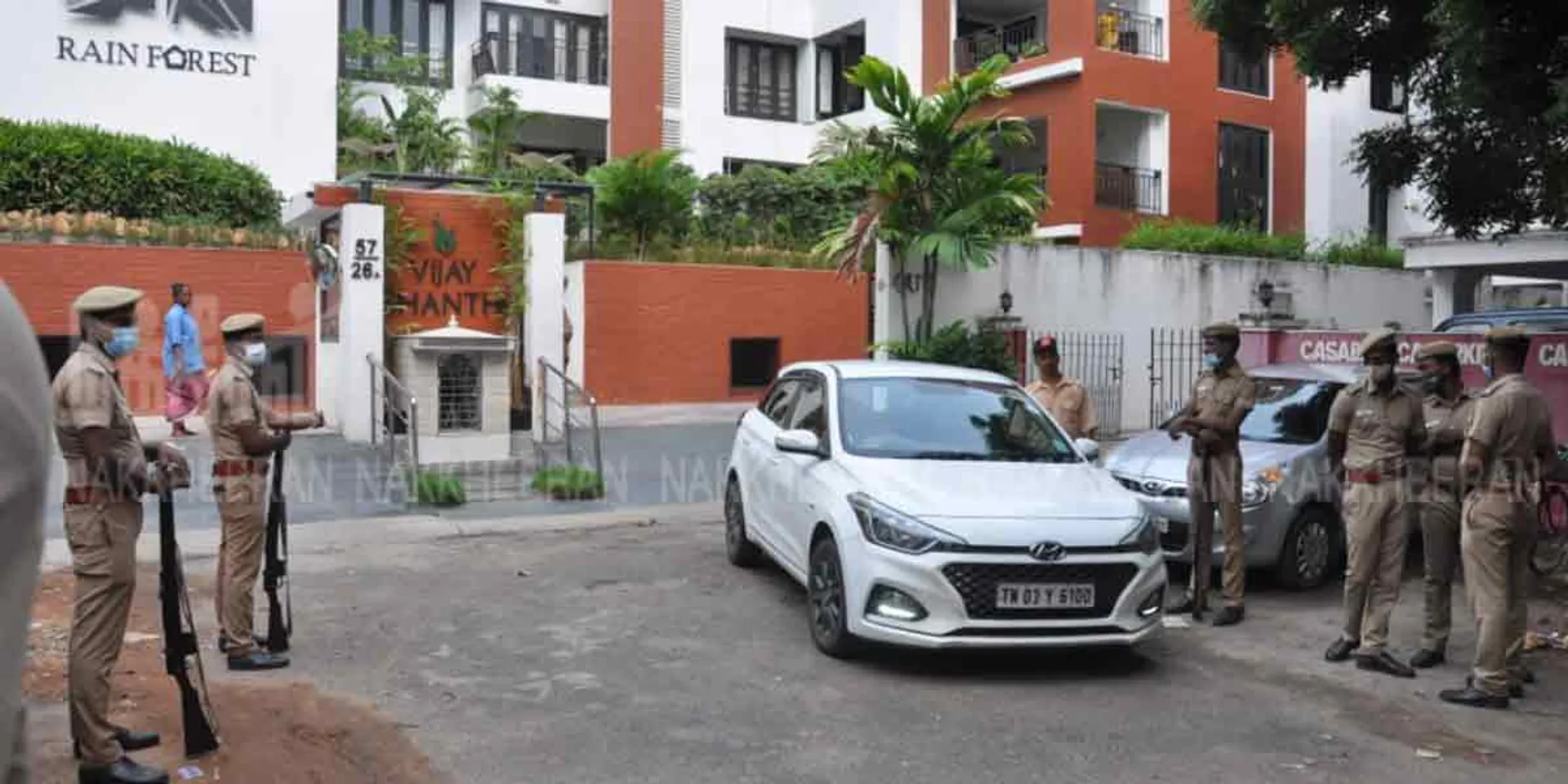  raid on Vijayabaskar's house in Chennai (pics)