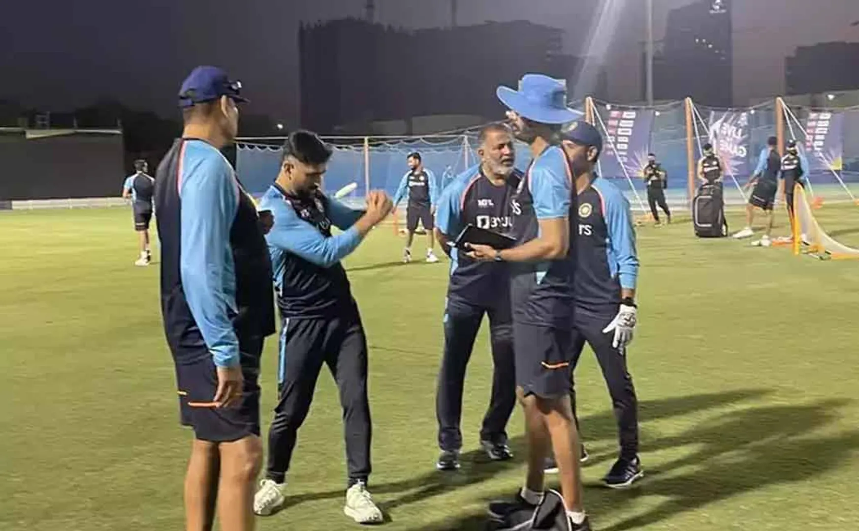 MS DHONI WITH TEAM INDIA 