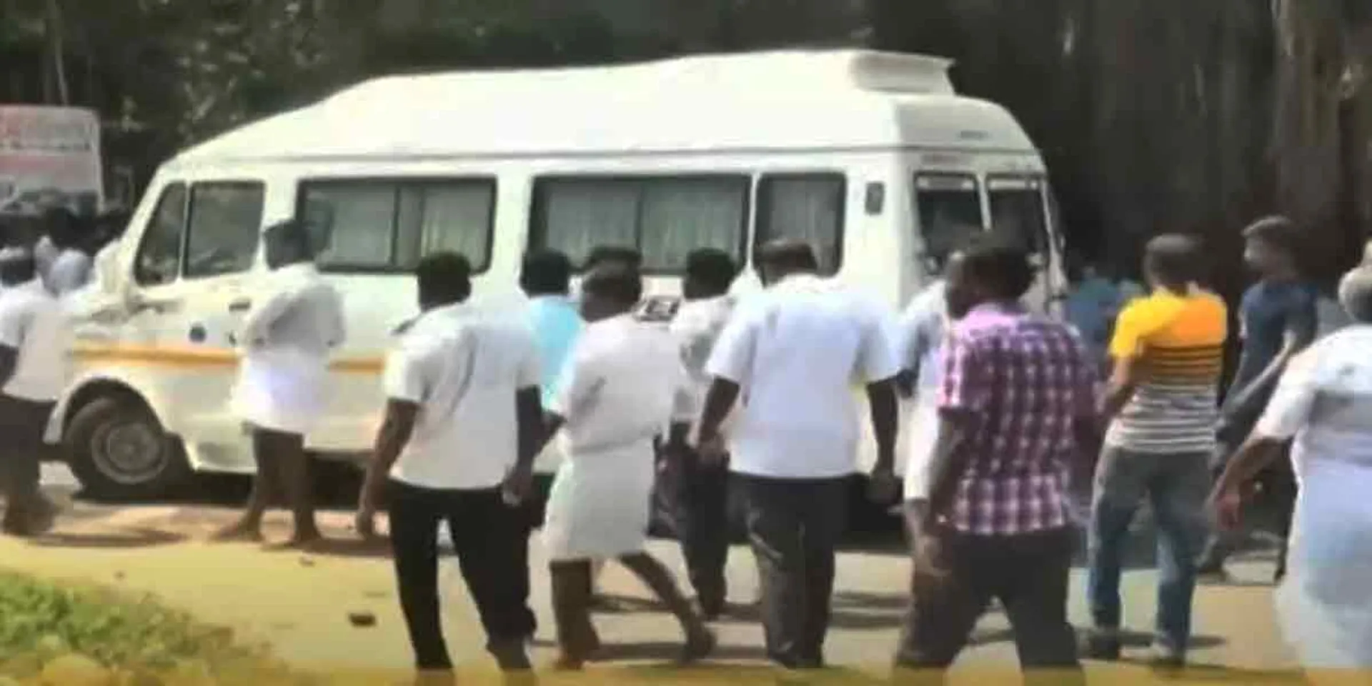 Conflict between DMK workers in Marakkana Union ... Police concentrated!