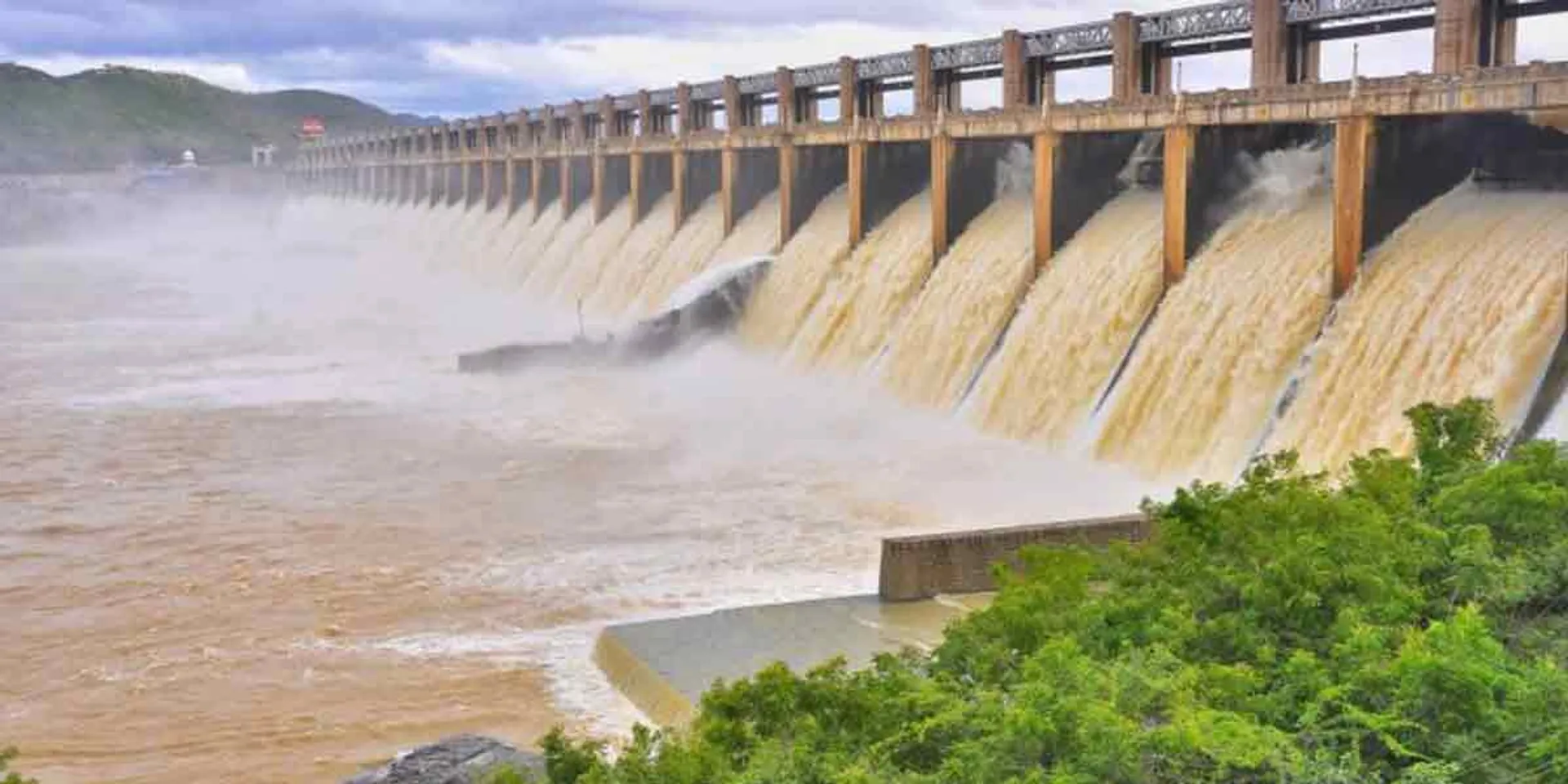 Mettur Dam reaches 100 feet for 67th time!