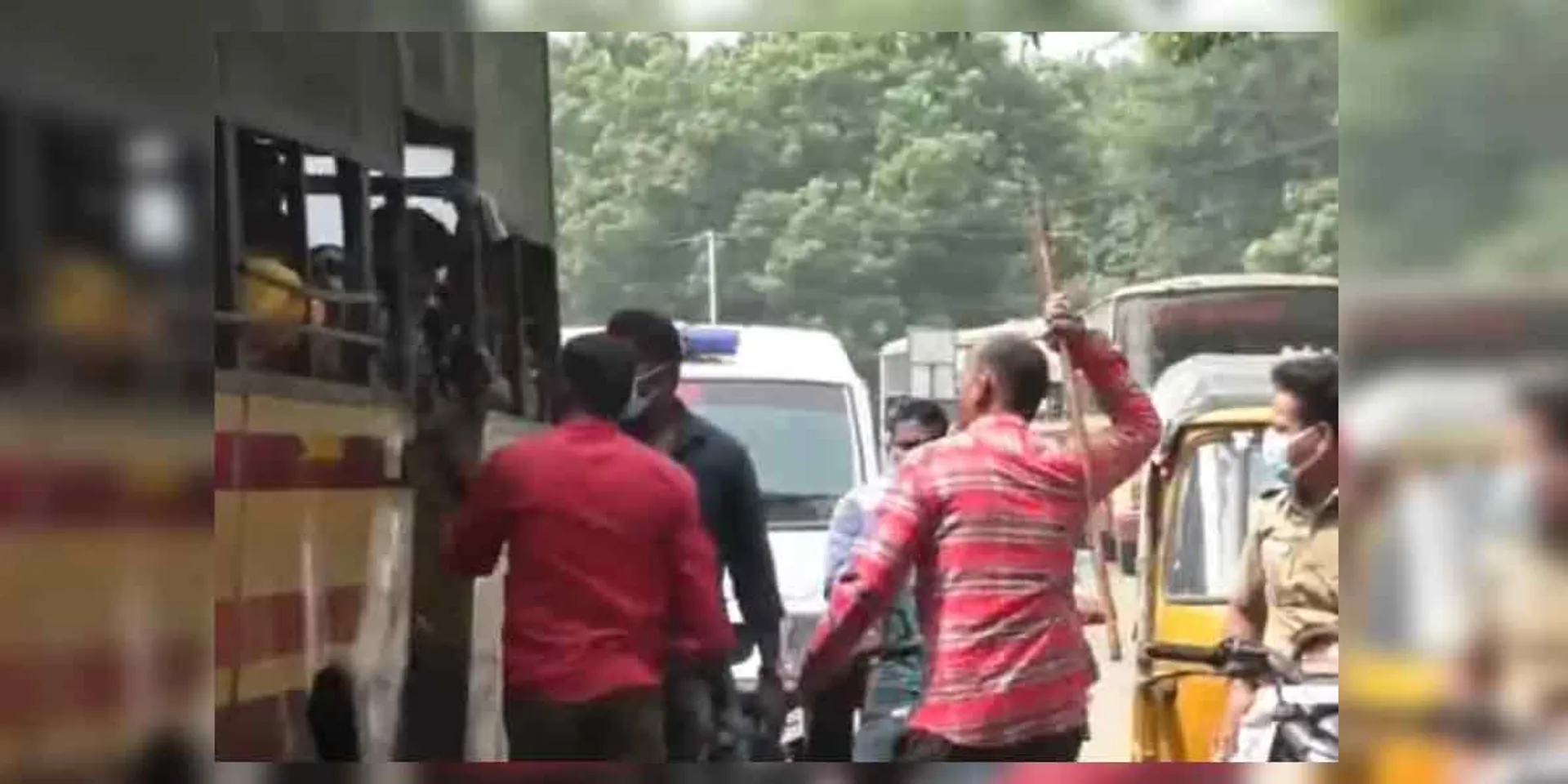  The school students who shouted at the bus ... saw the police and ran away!