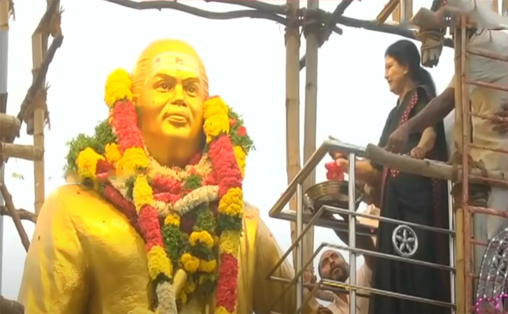 Sasikala pays homage to Devar idol in Madurai!