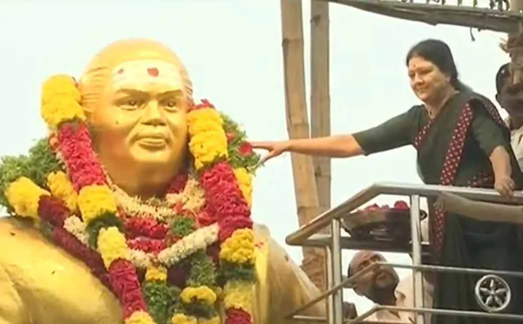 Sasikala who came in Jayalalithaa's vehicle and paid homage to   Muthuramalingam!