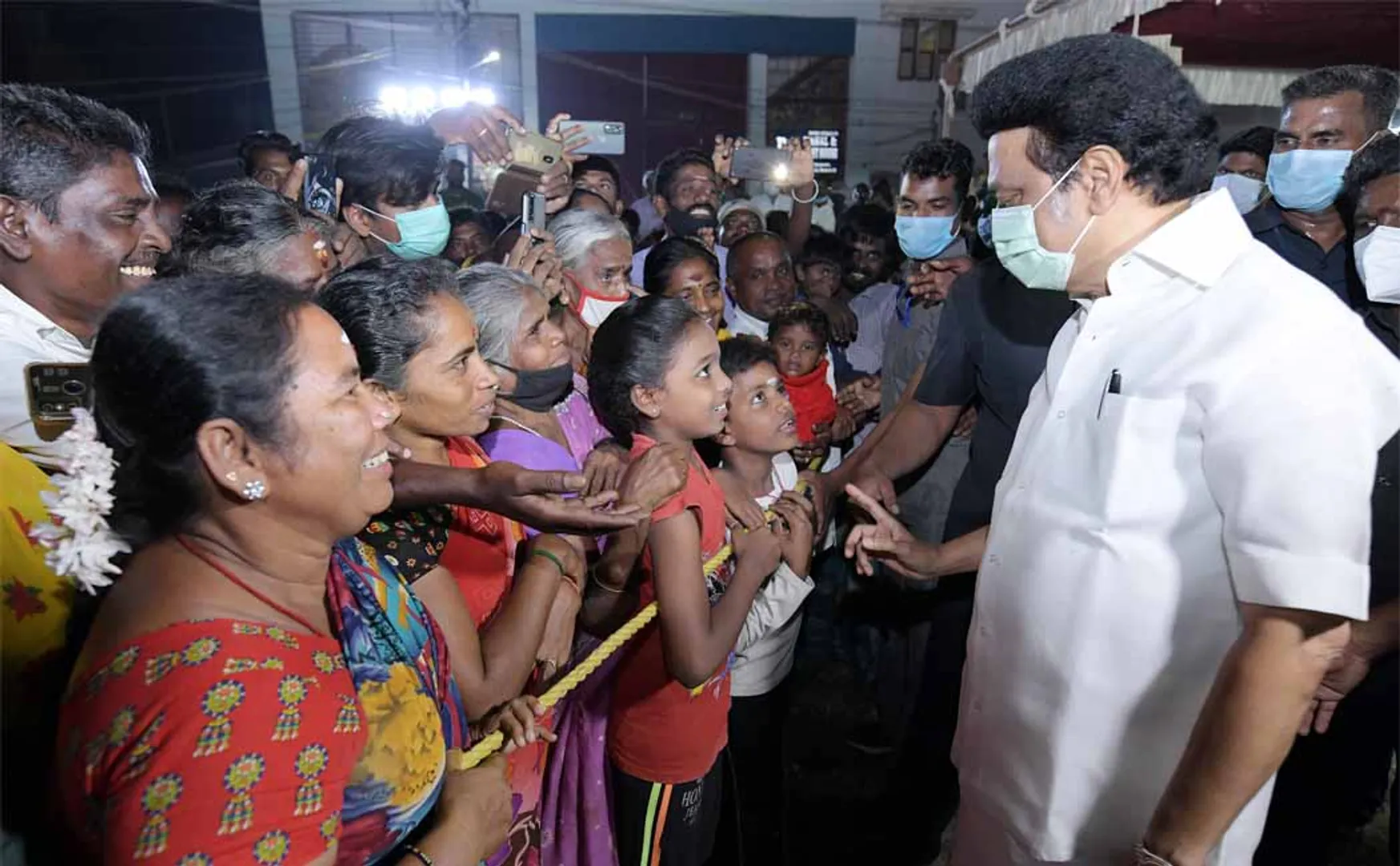 Chief Minister MK Stalin discusses with women and children! (Pictures)