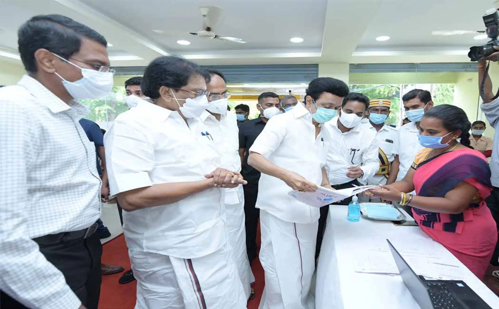 Chief Minister MK Stalin inspects corona vaccination camp (Pictures)