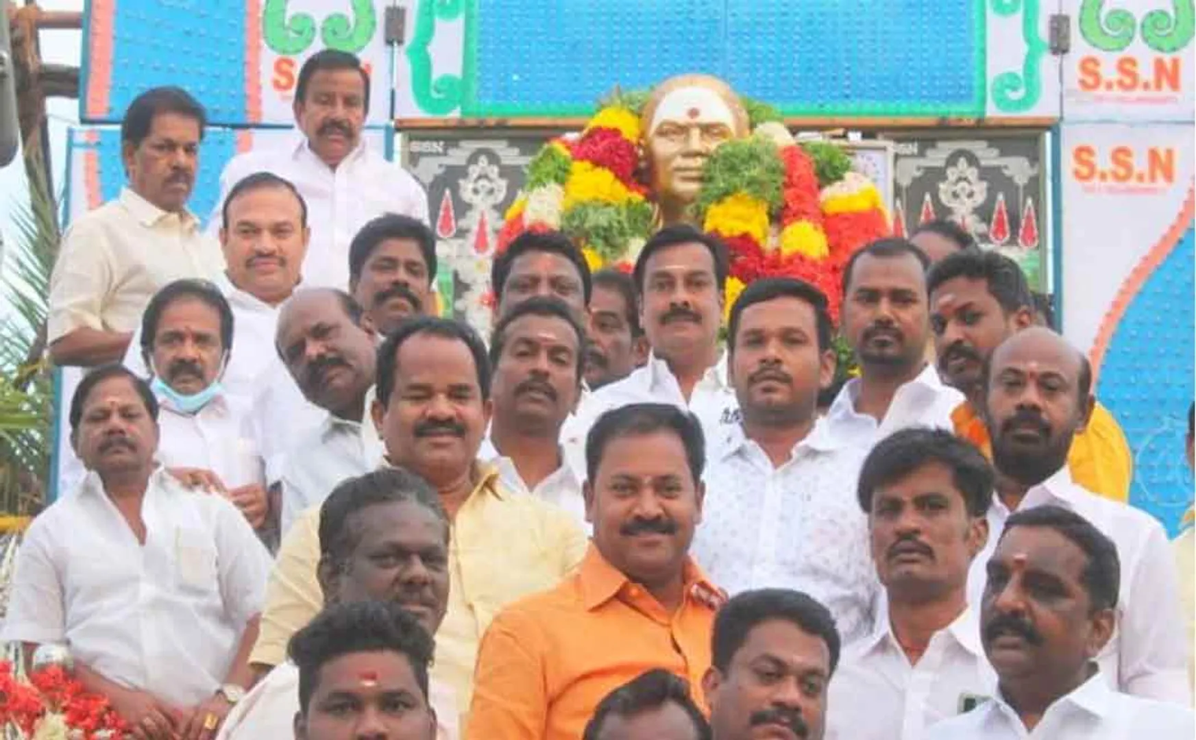 DMK and AIADMK pay homage to Muthuramalingam statue