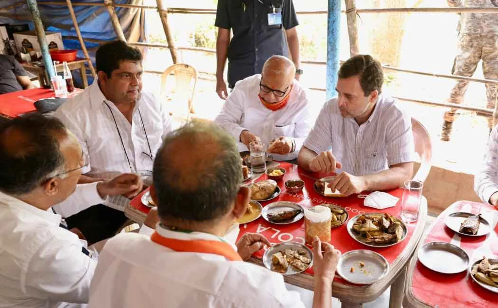 Rahul Gandhi eats lunch at a roadside stall! (Pictures)