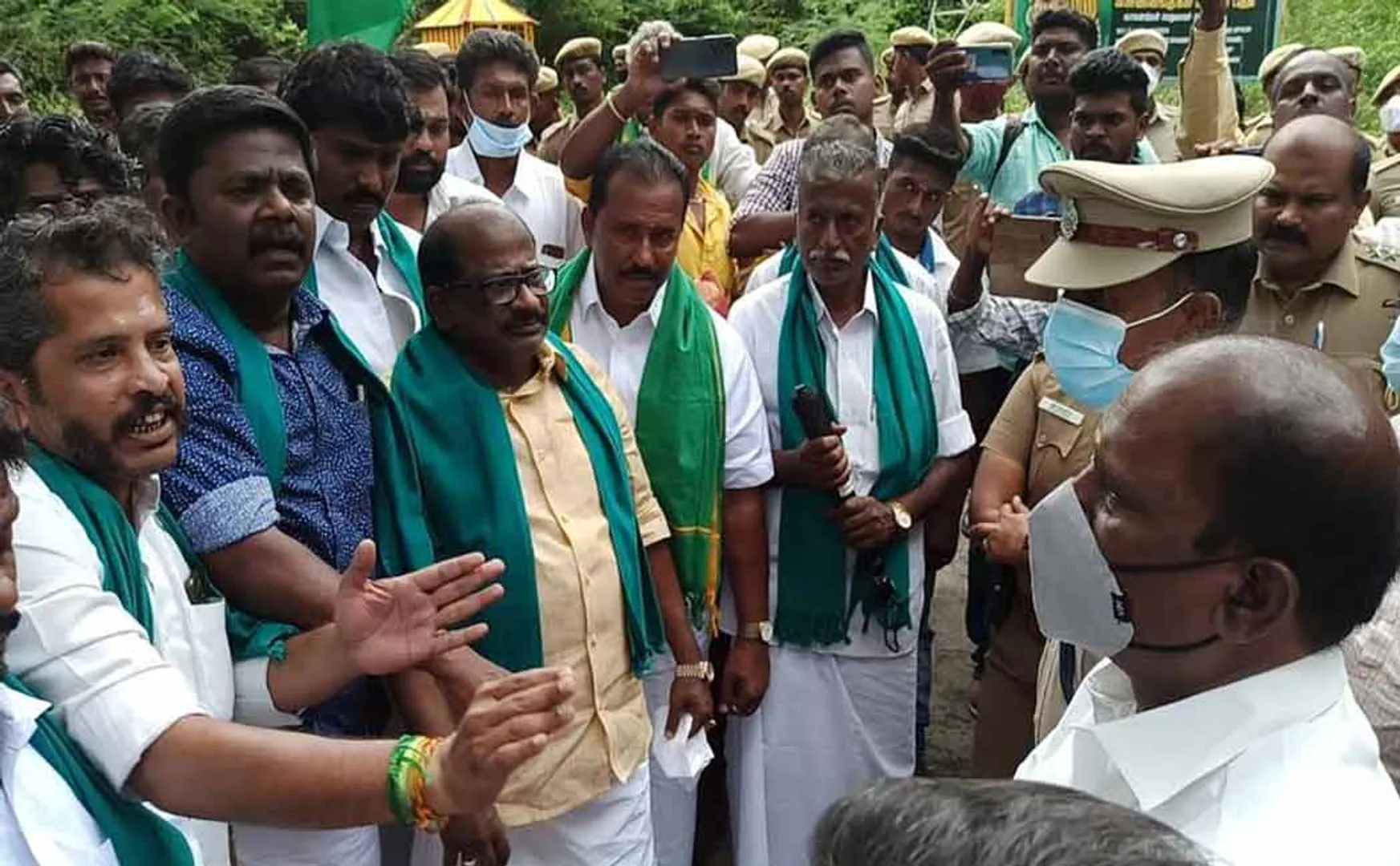 Tamil Nadu farmers blockade struggle against Kerala
