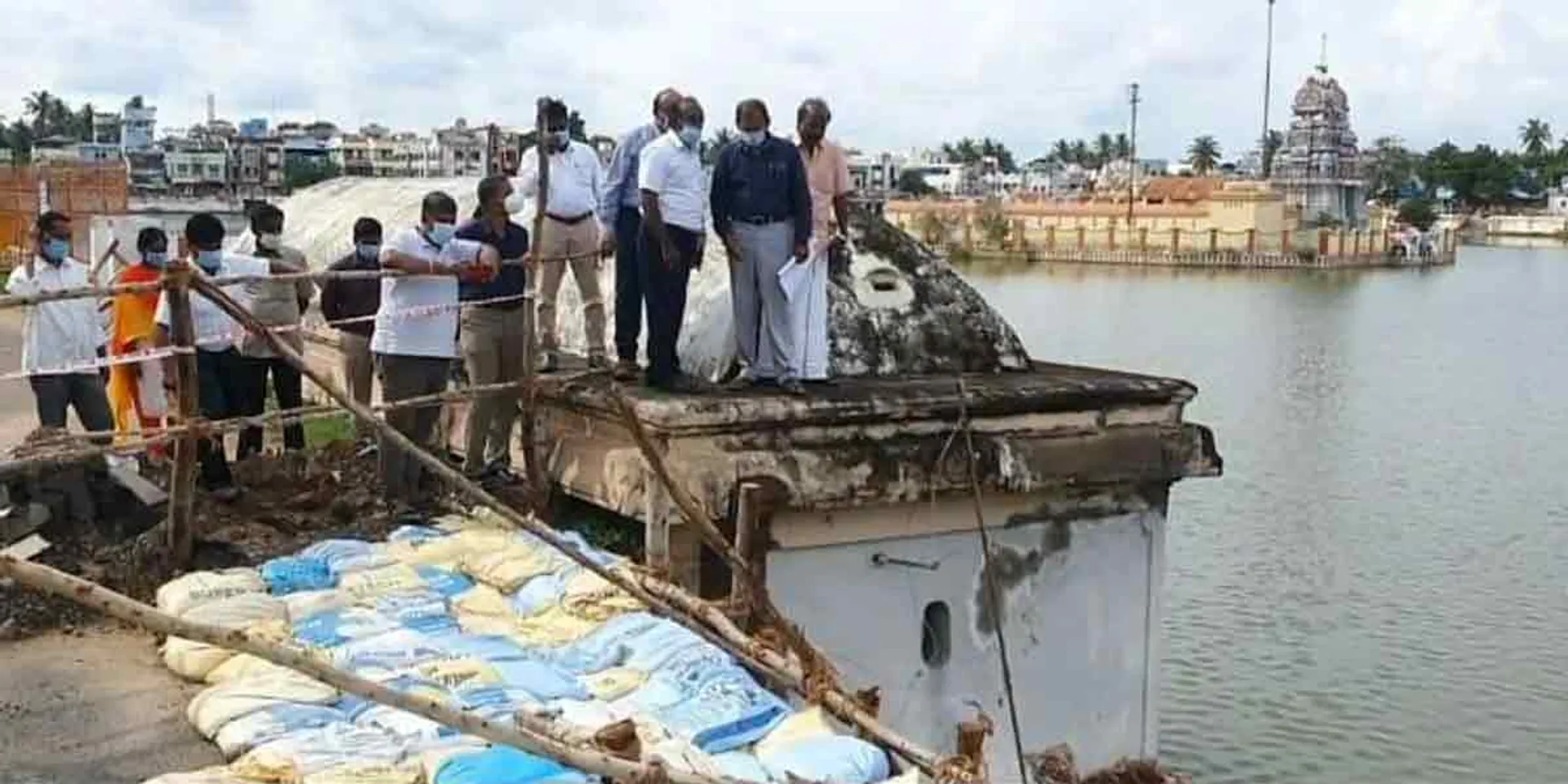 Walls are also prone to collapse due to heavy rain; Comment from the team that inspected the Thiruvarur Kamalalaya pond!