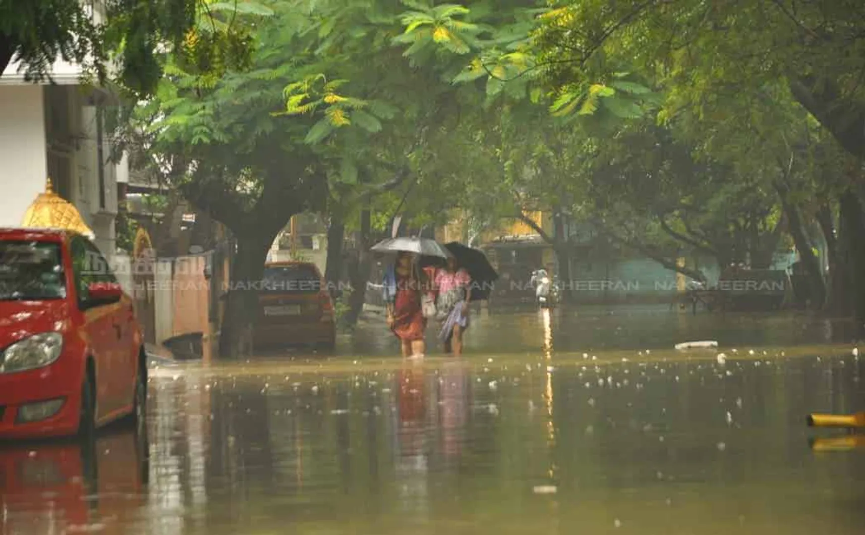 People staggering in the flood .. Request to take action!  