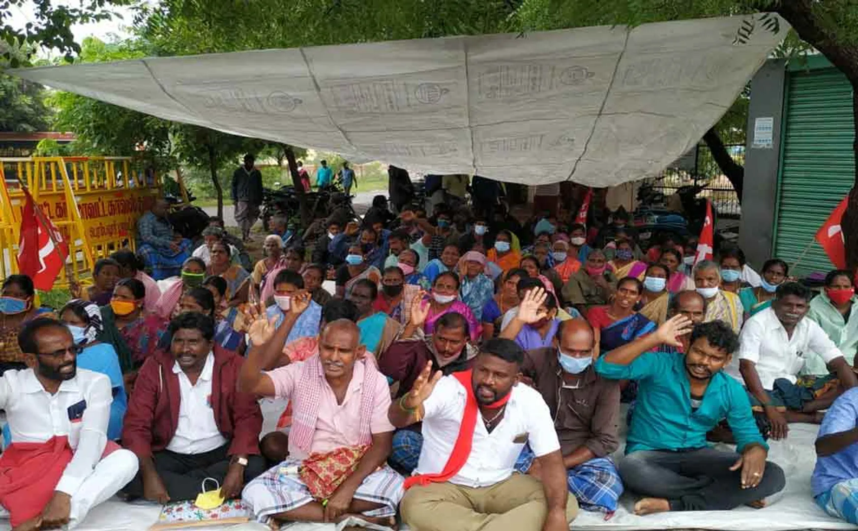 Contract employees involved in the struggle emphasizing various demands