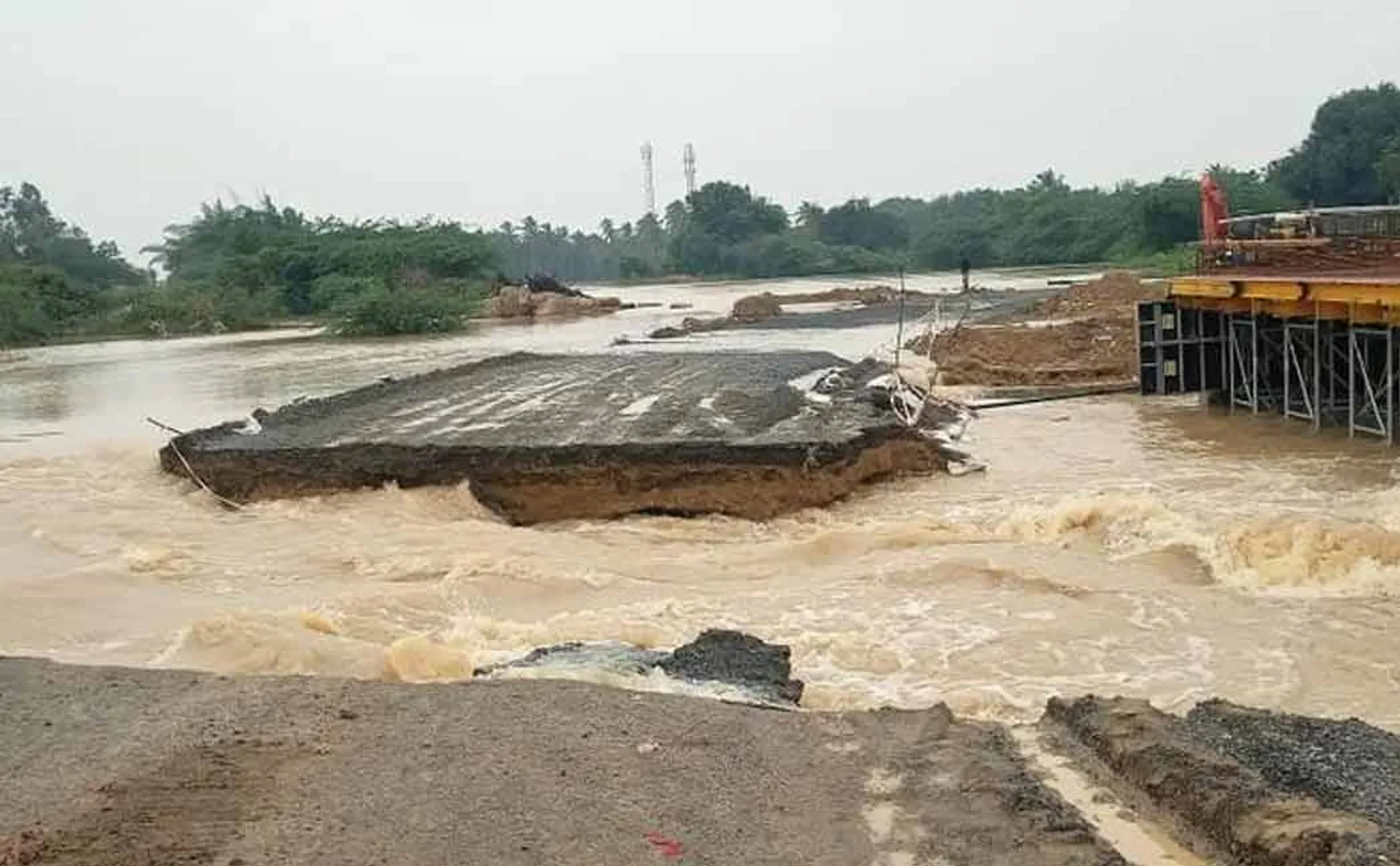 Wild floods ..! Kattumannarkovil - Trichy National Highway cut off