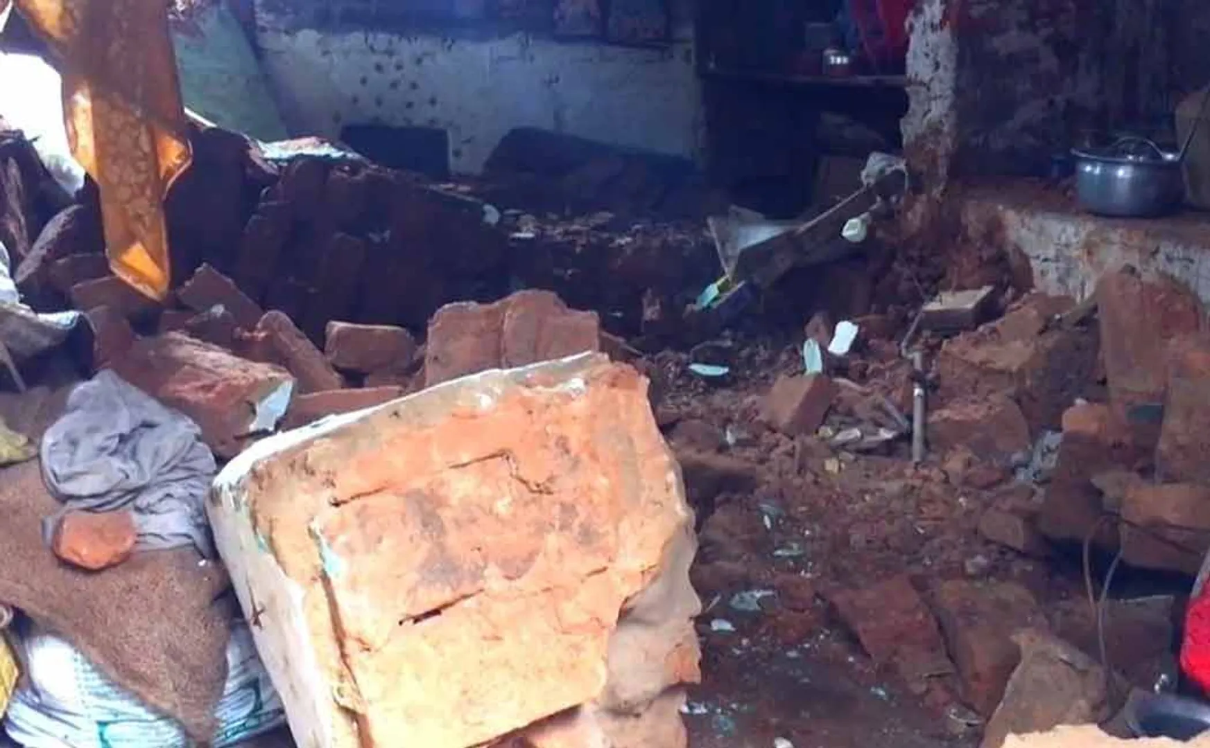 Wall collapse old lady passes away in thiruvarur 